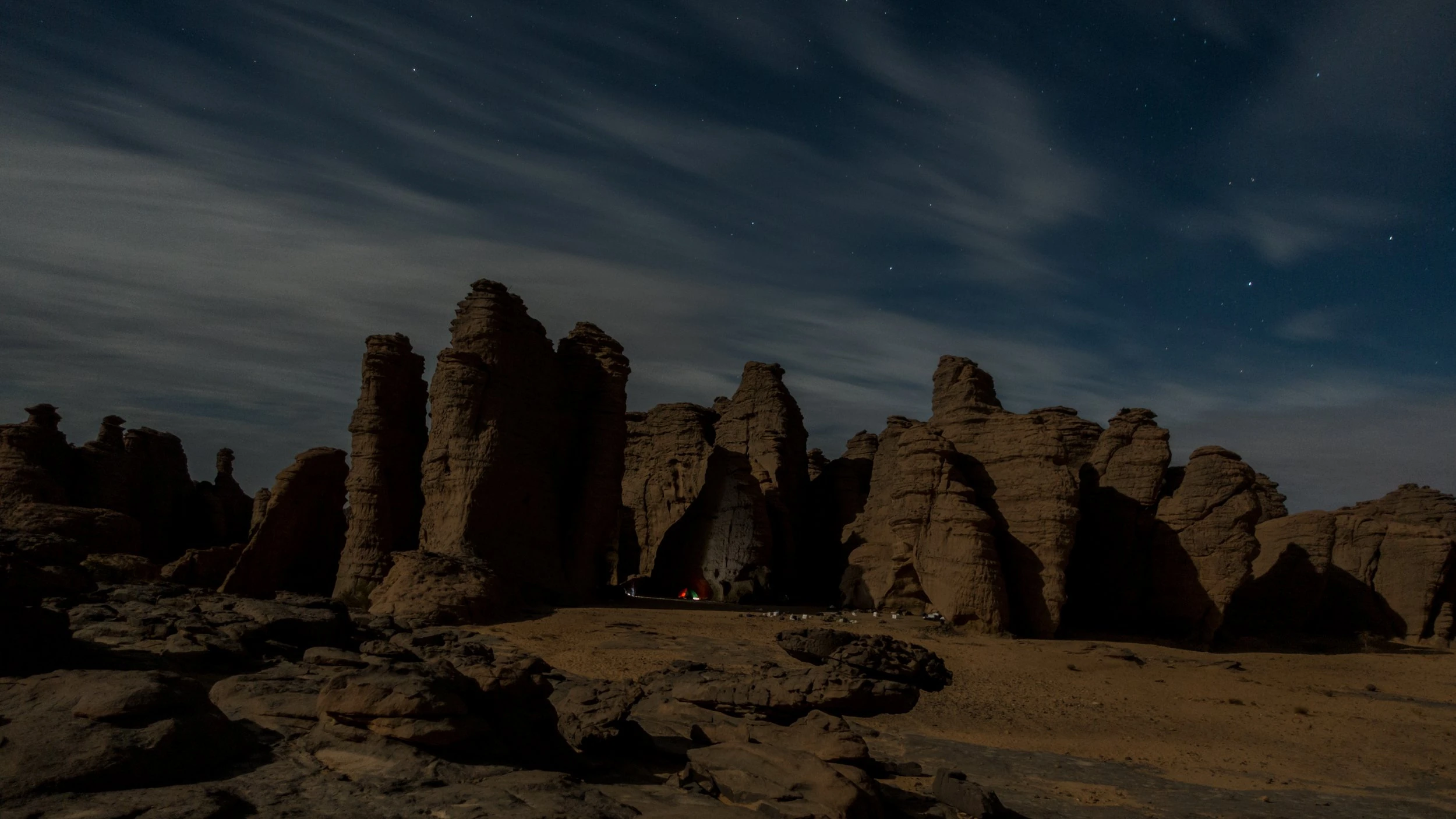 Campement sous le ciel nocturne du Tassili n’Ajjer
