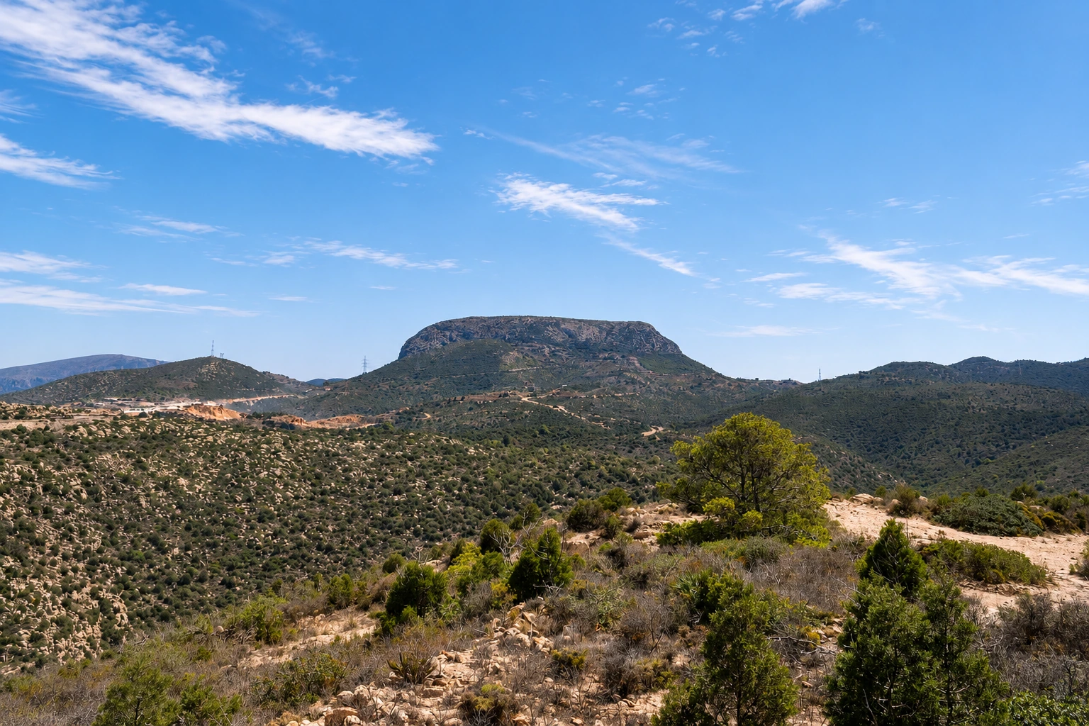 Le sommet aplati du mont Tajra et les reliefs des Trara près de Honaïne.