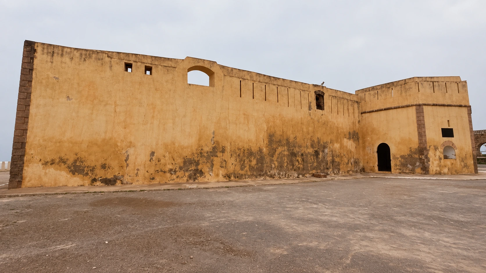 Les murs ocre et la porte du Bordj et-Tork à Mostaganem.
