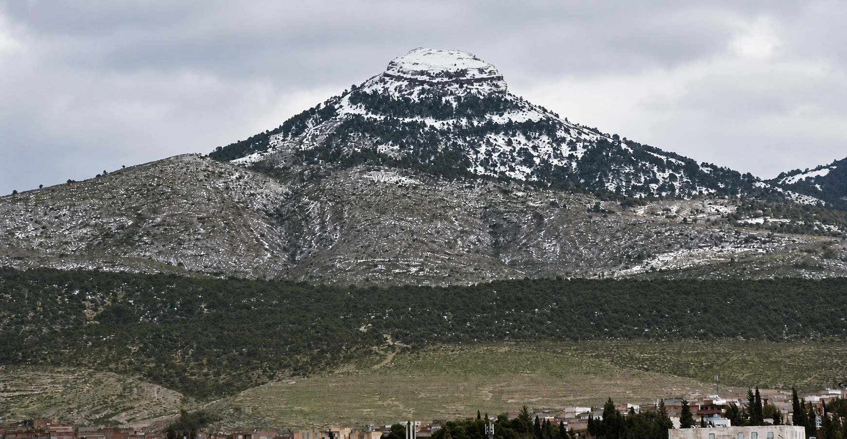 Le relief d’El Djorf près de Tébessa, avec des traces de neige au sommet.