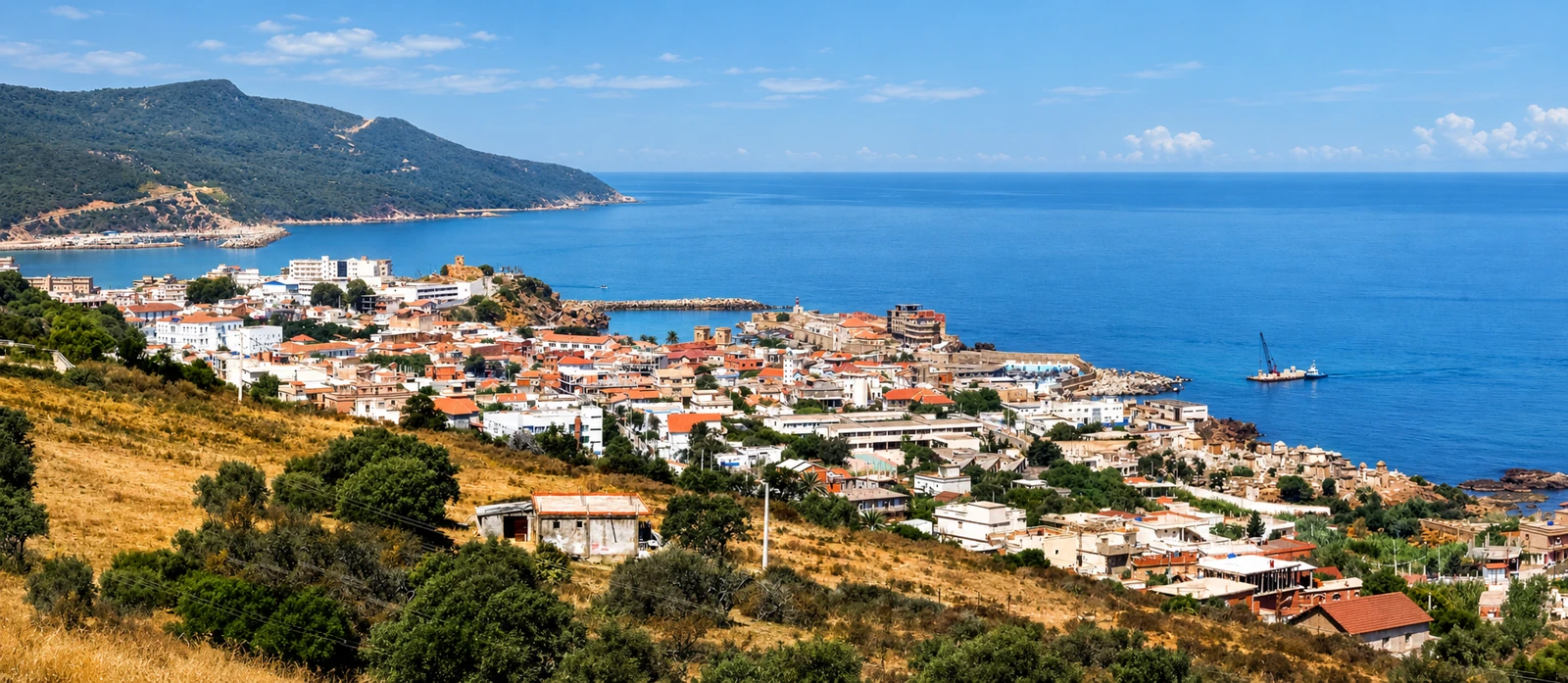 Panorama de la ville et du port d’El Kala devant la Méditerranée.