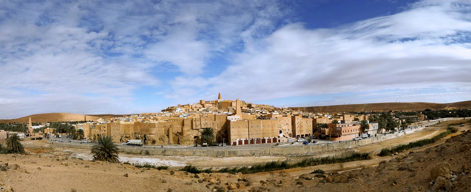 Le ksar ocre de Bounoura et son minaret dominant les maisons étagées au-dessus de l’oued
