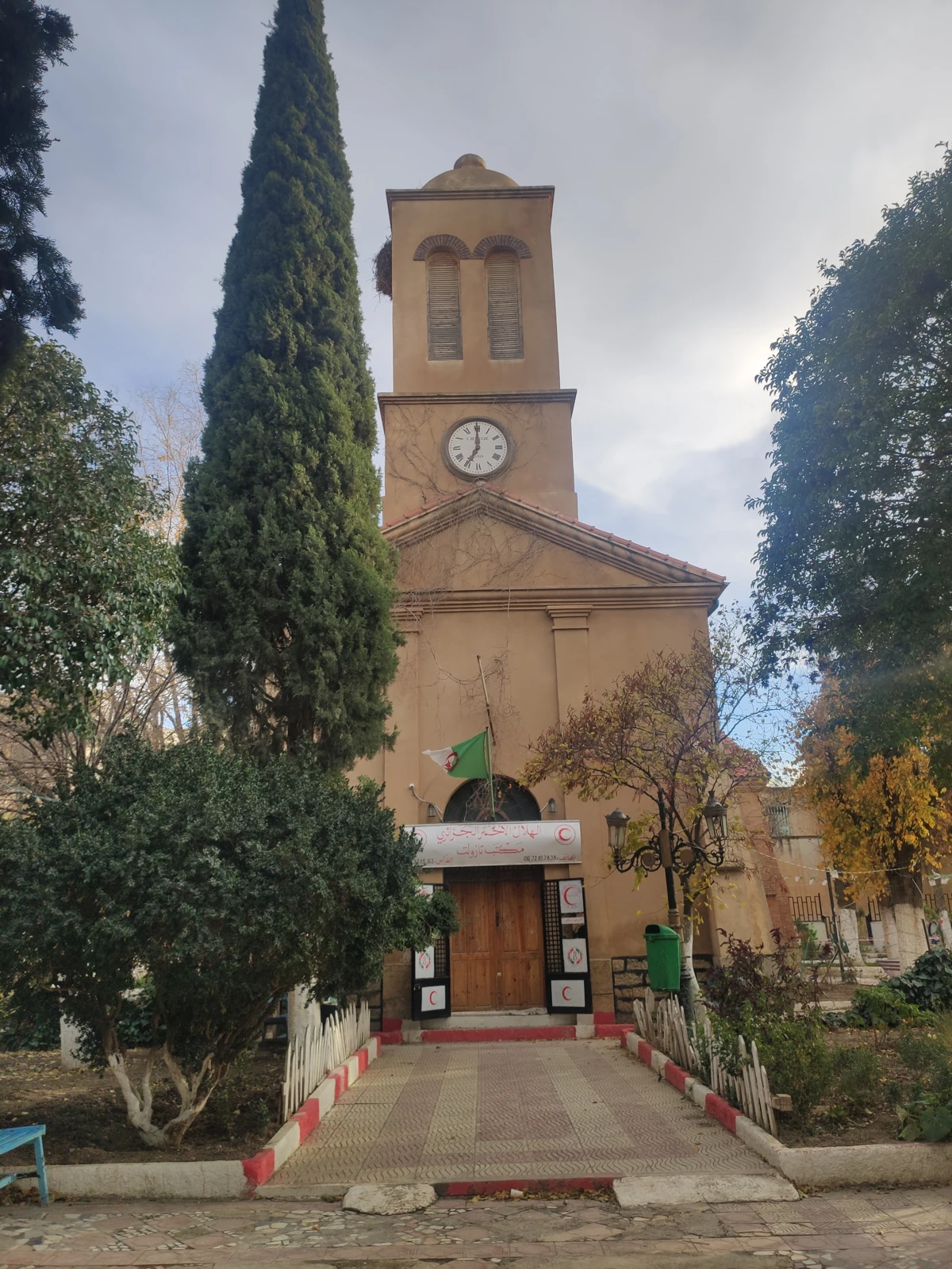 Façade à horloge et jardin de Tazoult