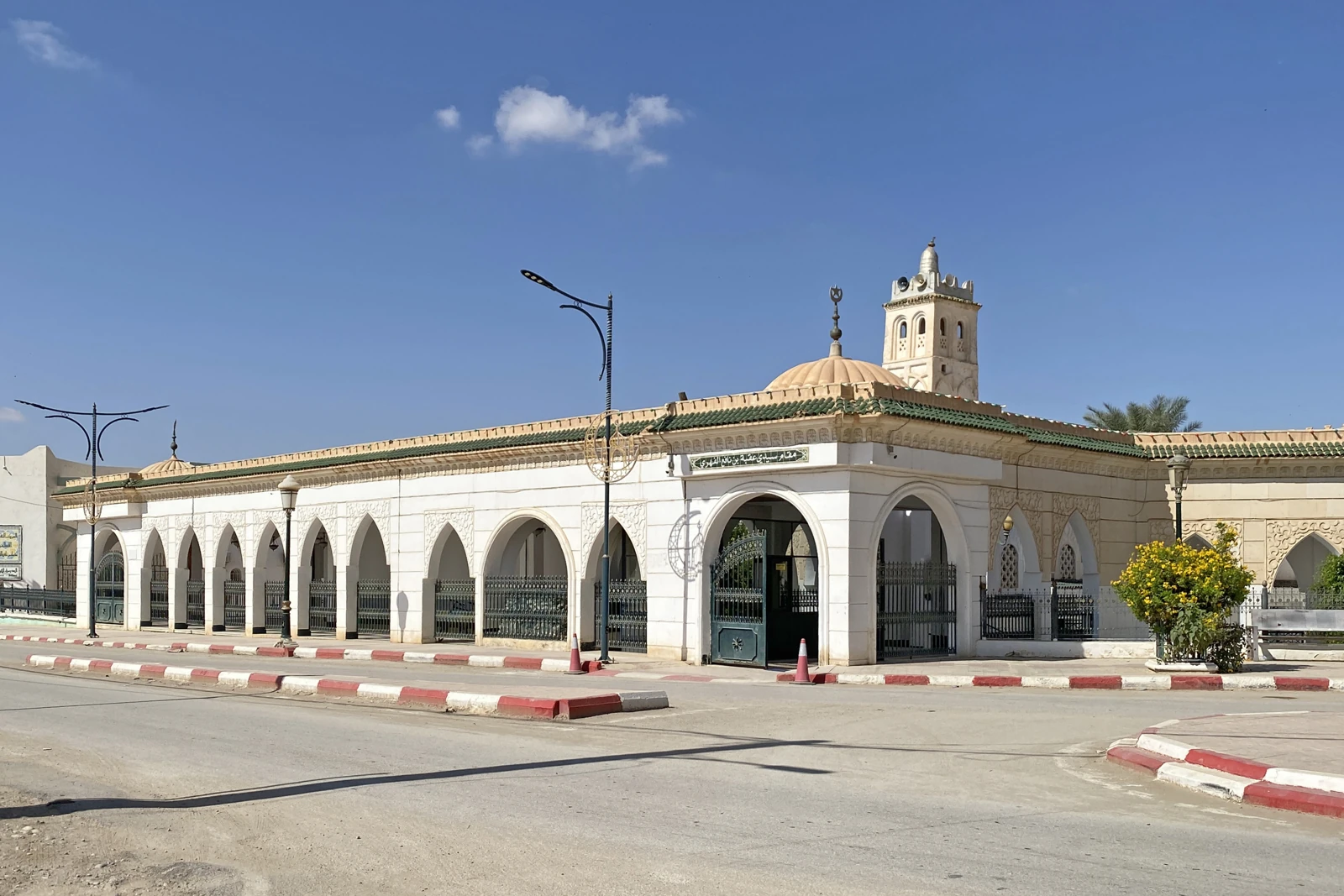 Arcades, dôme et minaret de la mosquée Sidi Okba en Algérie.
