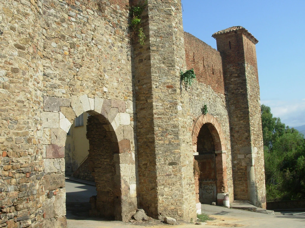 Deux arches de la Porte Fouka dans son enceinte en pierre, à Béjaïa.
