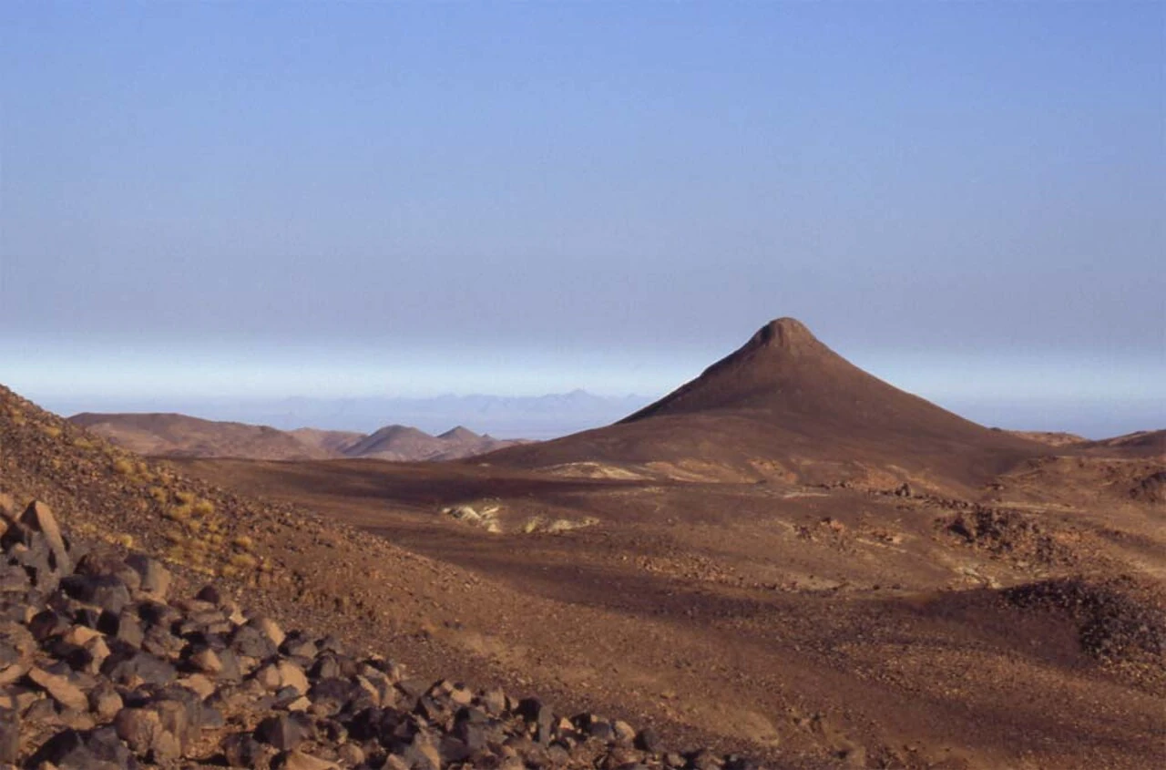 Vue du mont Tahat dans le massif du Hoggar, archive de fin 2004