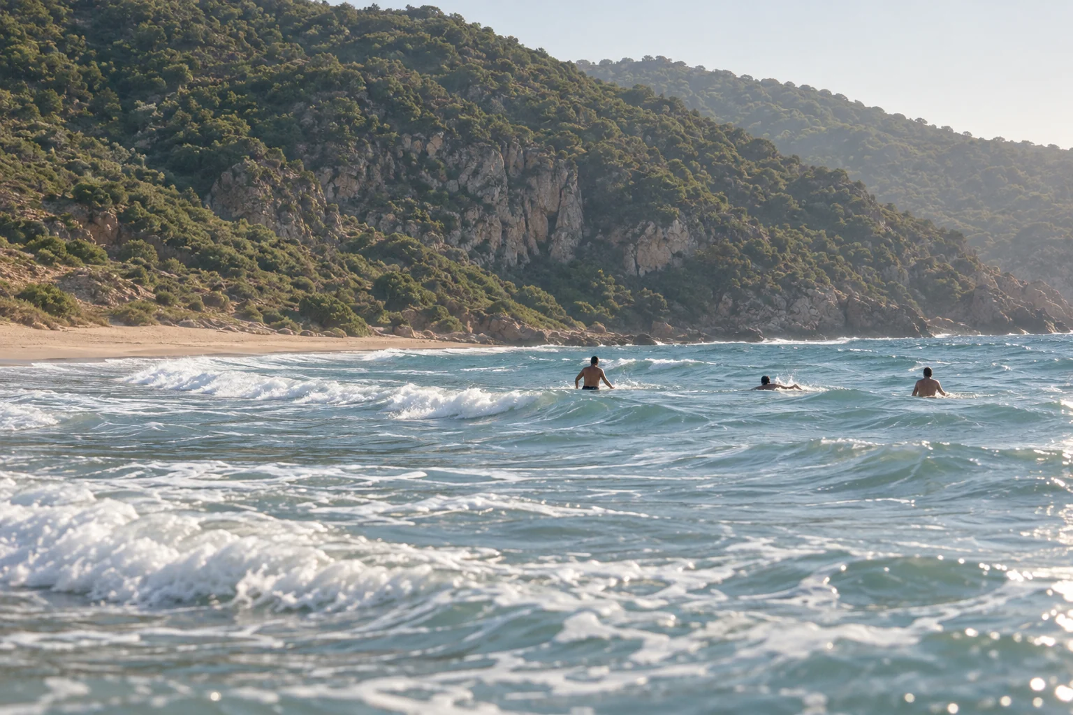 Illustration assistée par IA : Vue de baigneurs dans la mer à Ziama Mansouriah, dans la wilaya de Jijel.