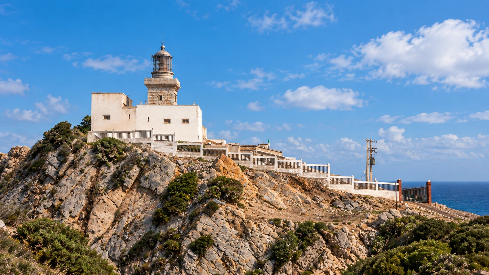 Illustration assistée par IA : Le phare du Cap de Garde au-dessus du promontoire rocheux, près d’Annaba.