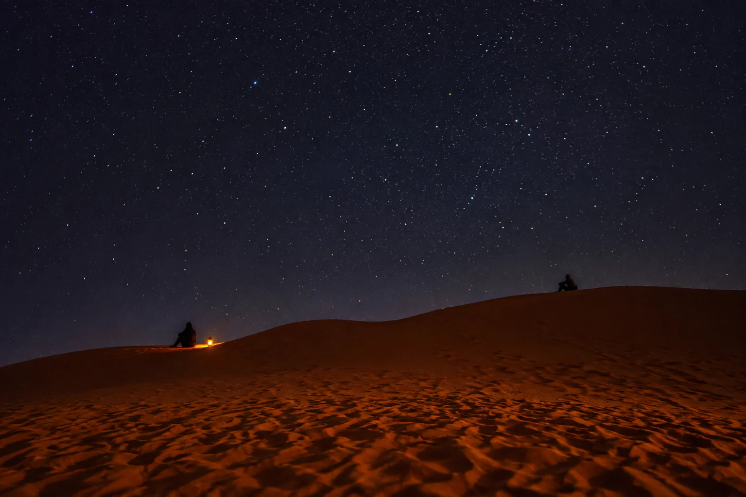 Illustration assistée par IA : Vue de deux personnes observant un ciel étoilé depuis la grande dune de Taghit.