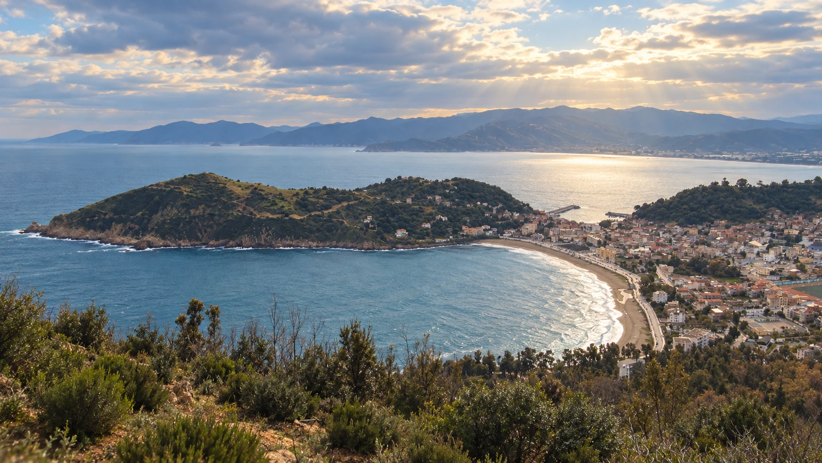 Illustration assistée par IA : Vue de la presqu’île boisée, du port et de la baie de Collo.