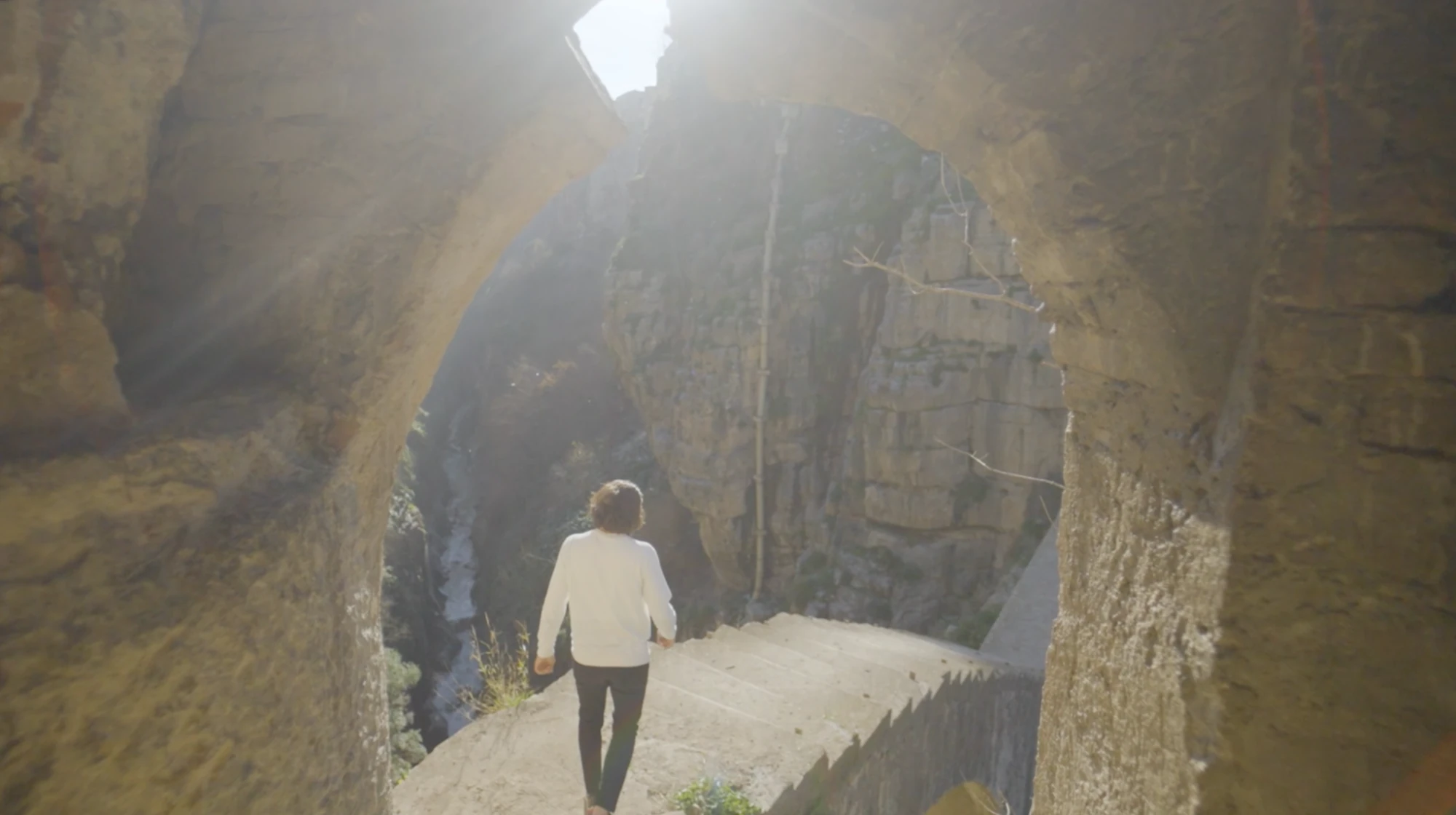 Passage de pierre ouvrant sur les gorges de Constantine.
