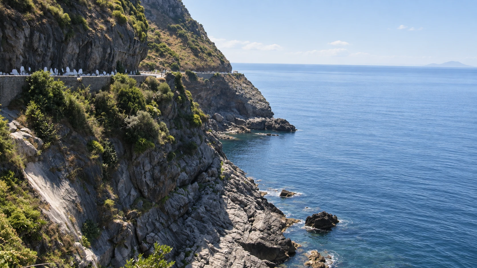Illustration assistée par IA : Falaises et route côtière de la corniche jijelienne au-dessus de la Méditerranée.