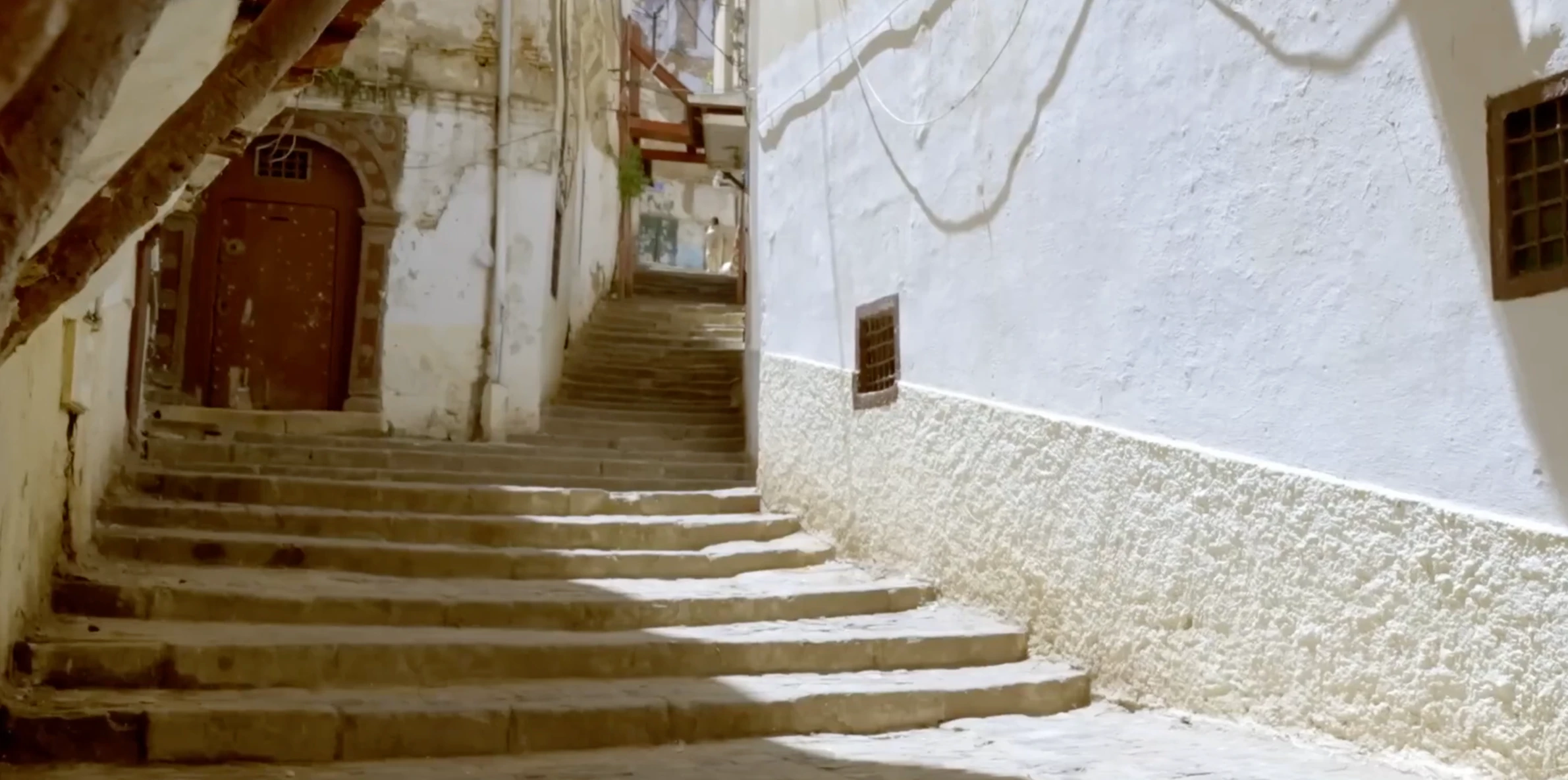 Un escalier entre les façades blanchies et les portes de la Casbah d'Alger.