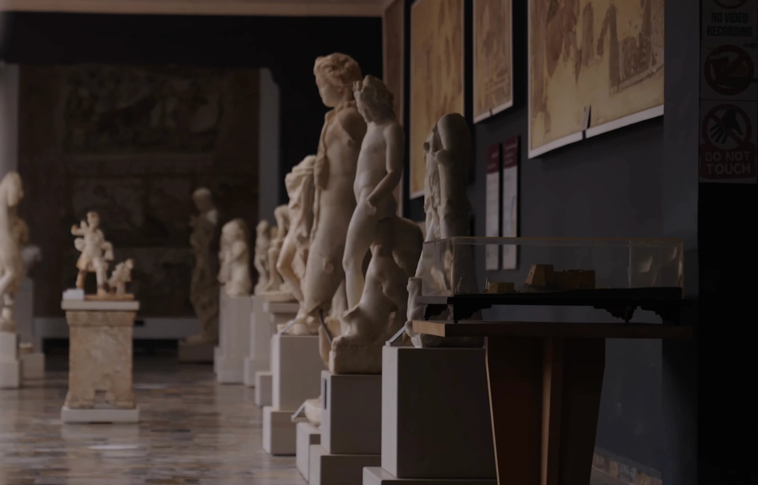Statues antiques et mosaïques exposées dans une salle du musée de Cherchell.