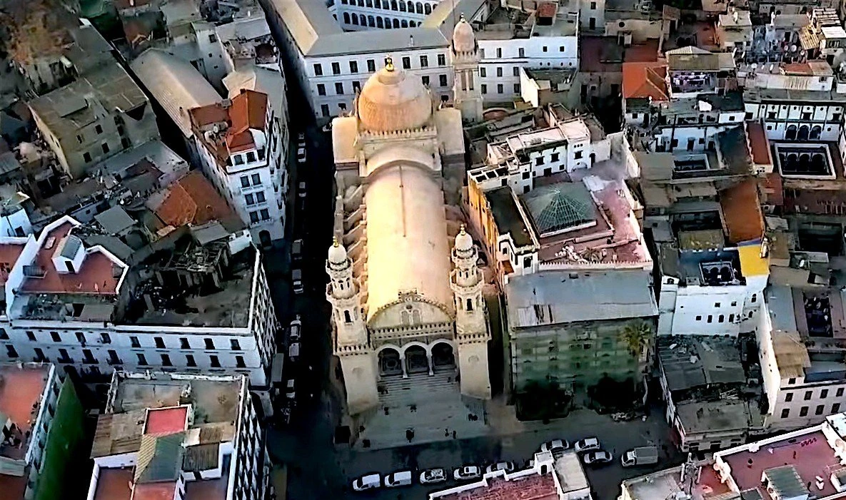 Vue aérienne de la mosquée Ketchaoua au milieu des immeubles de la basse Casbah d'Alger.