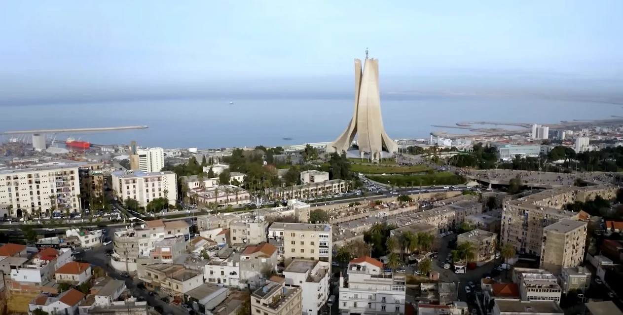 Le mémorial du Martyr sur les hauteurs d'Alger, avec la ville et la baie à l'arrière-plan.