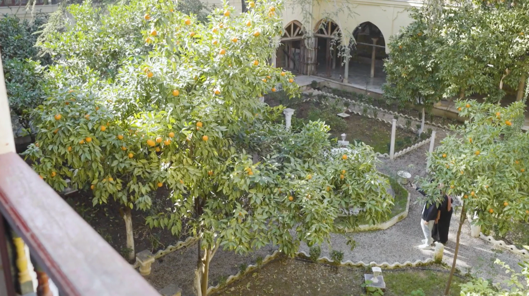 Le jardin des orangers et les arcades de la cour du palais Ahmed Bey à Constantine