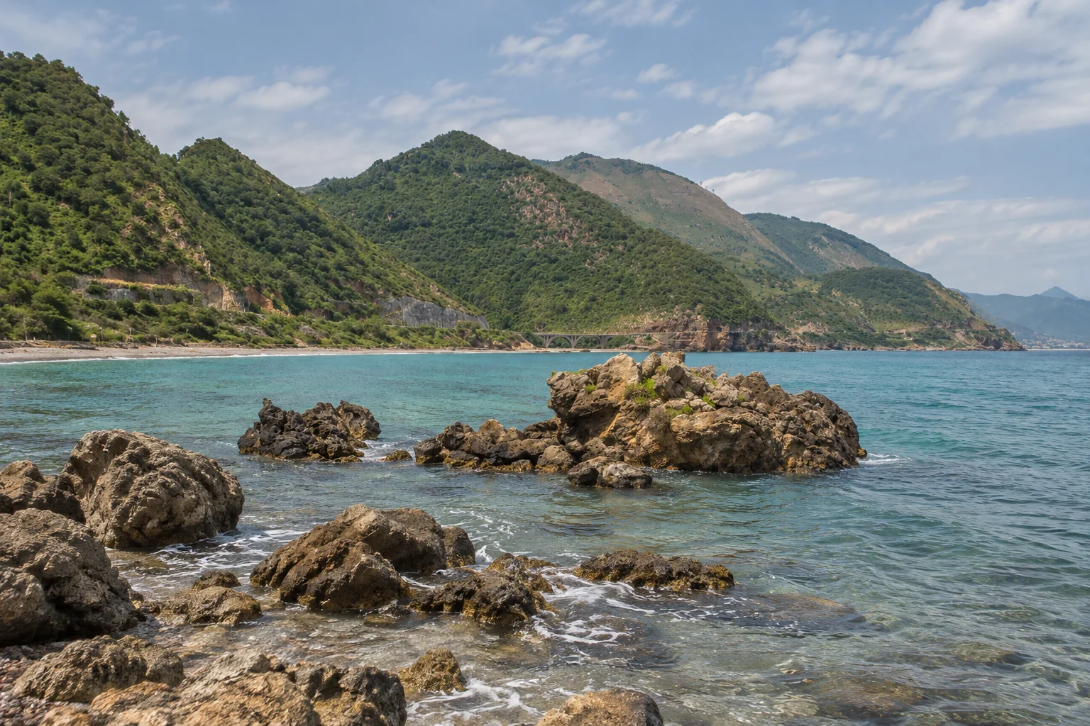 Les rochers du littoral et les reliefs boisés de la corniche jijelienne.