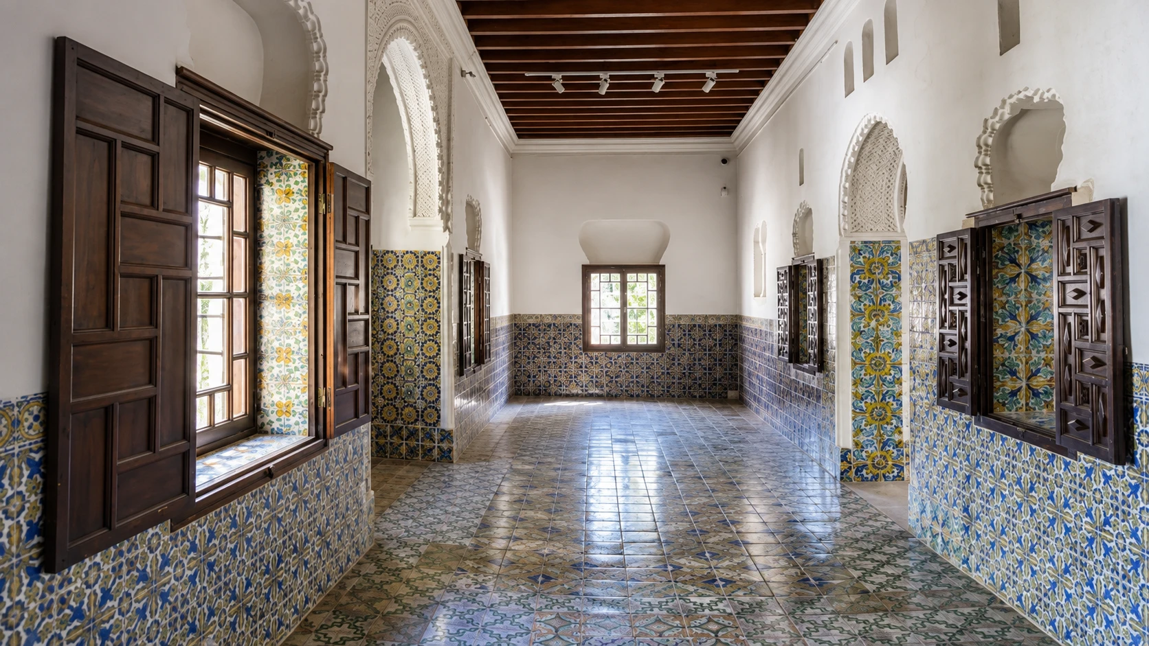 Illustration assistée par IA : Salle du musée du Bardo à Alger, aux boiseries sombres et aux murs décorés de faïences colorées.