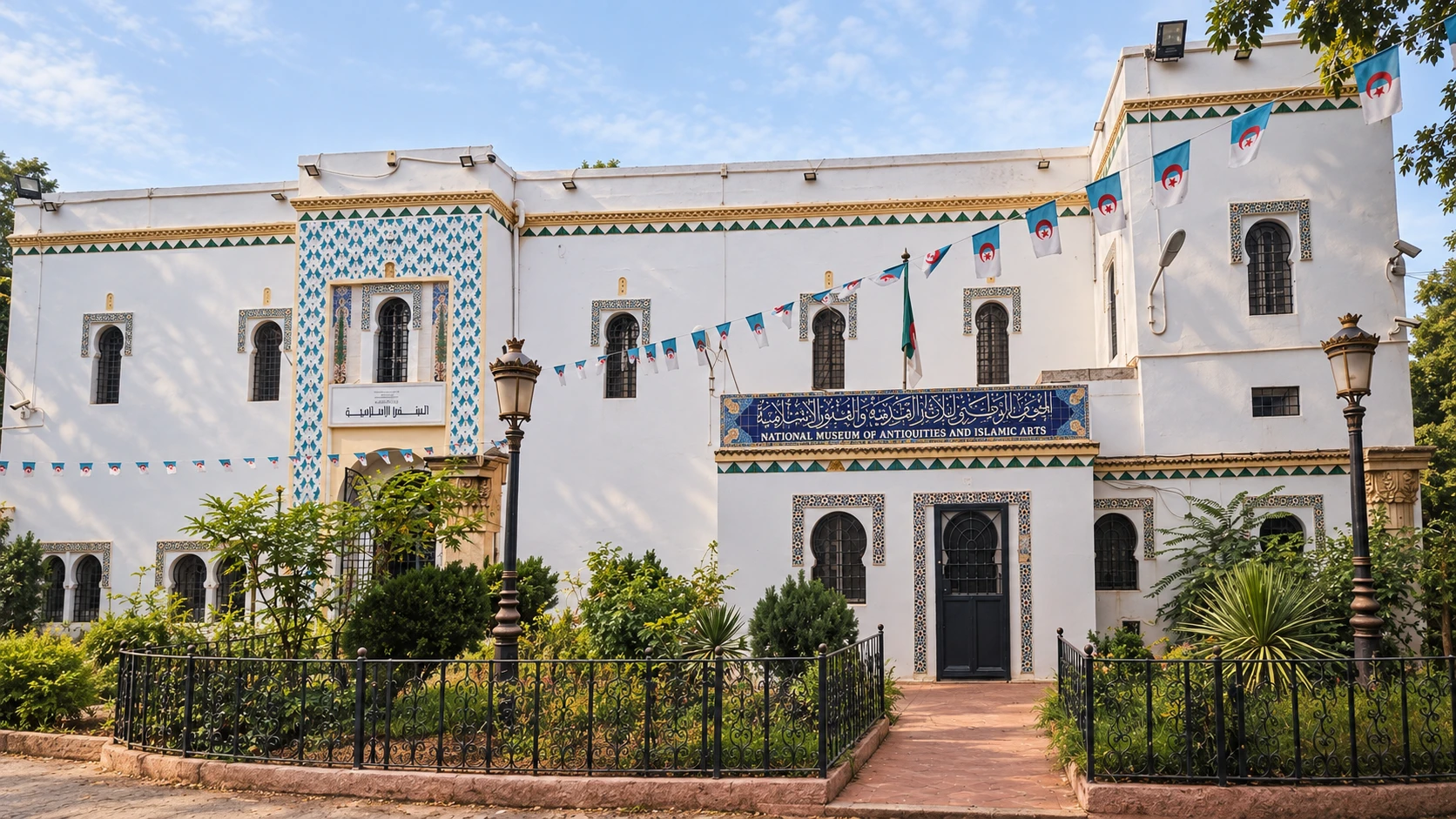 Illustration assistée par IA : Façade blanche ornée de faïences et jardin du musée national des Antiquités et des Arts islamiques à Alger.