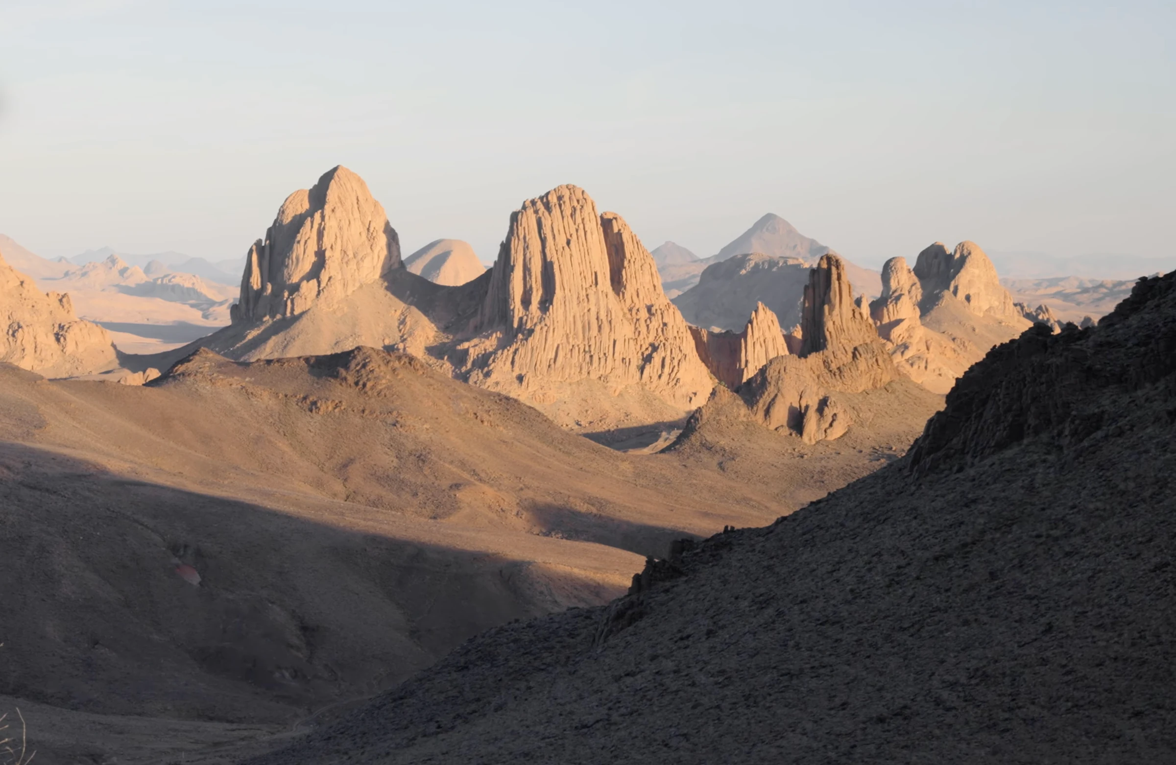 Reliefs volcaniques du Hoggar éclairés par une lumière rasante