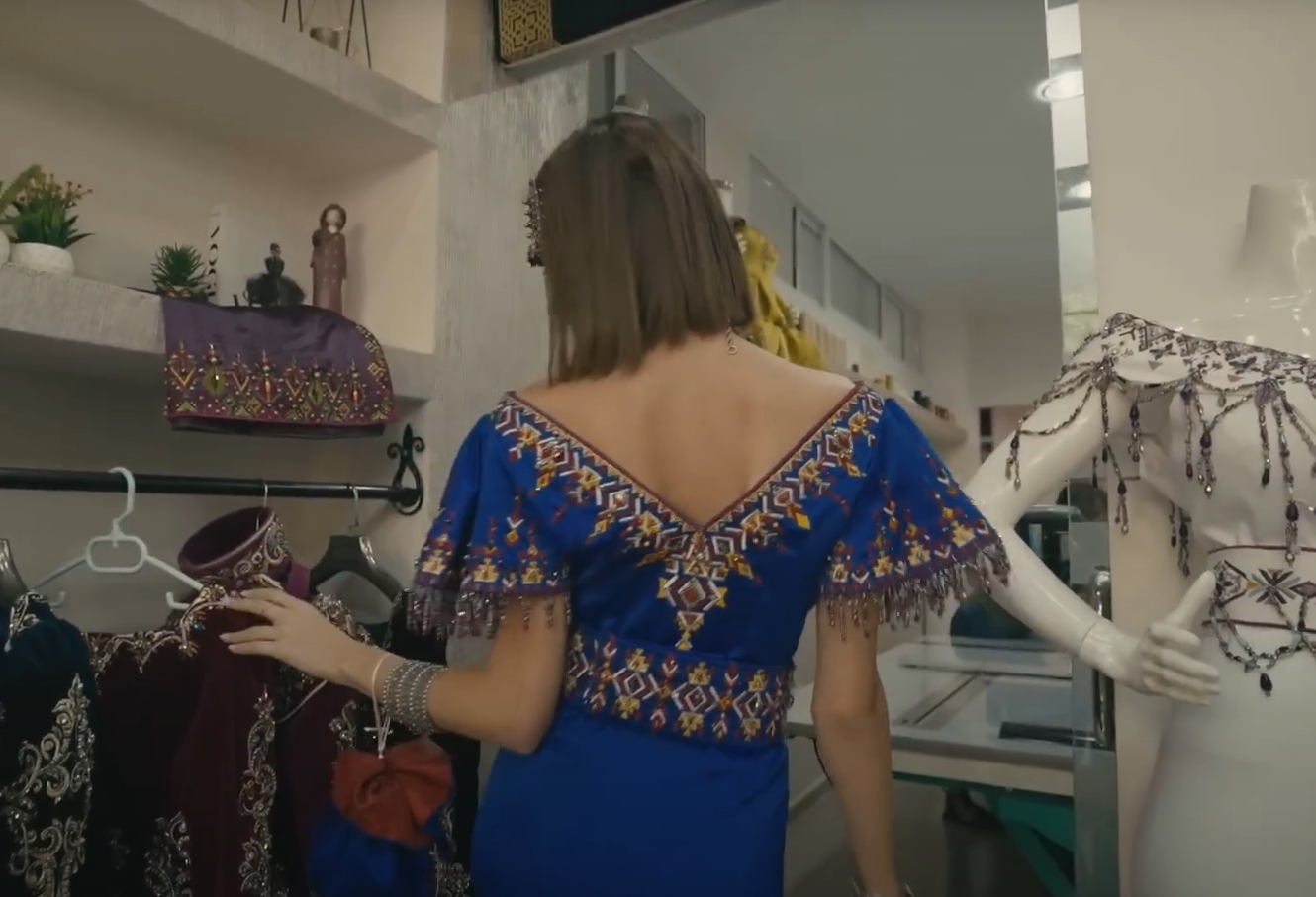 Robe kabyle bleue brodée présentée dans une boutique de Béjaïa.