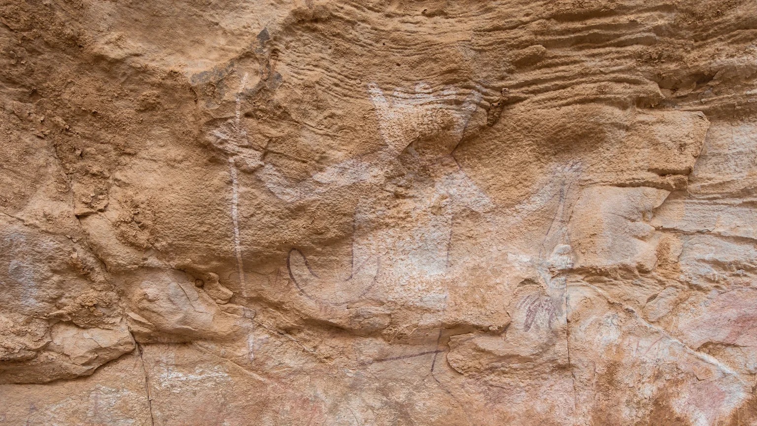Le relief de grès au-dessus de l'abri du Grand Dieu à Séfar.