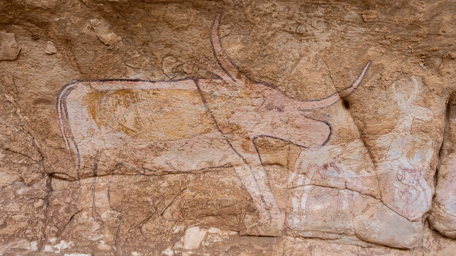 Le relief de grès au-dessus de l'abri du Grand Dieu à Séfar.