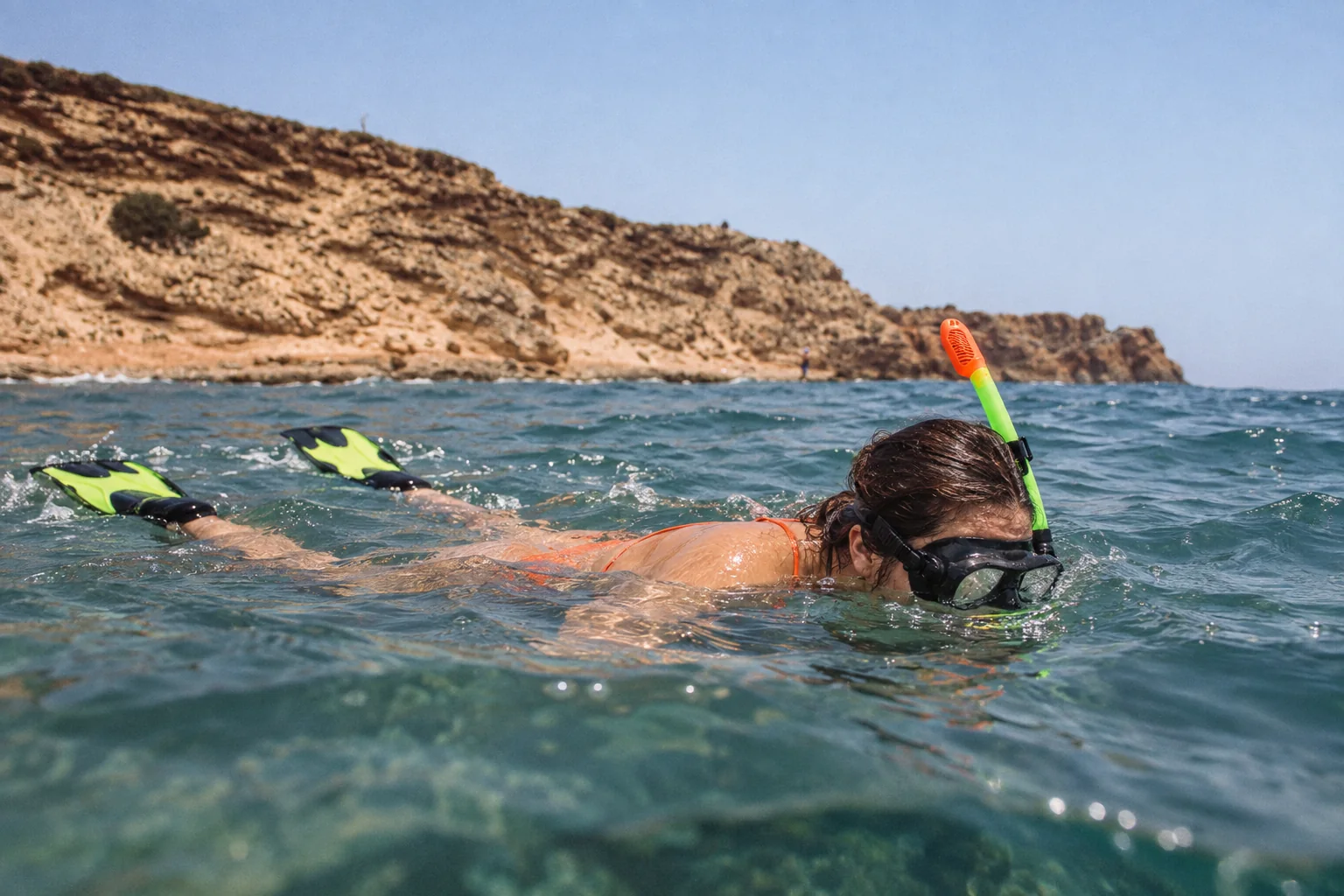 Scène de snorkeling dans la mer à Oran, avec masque, tuba et palmes.