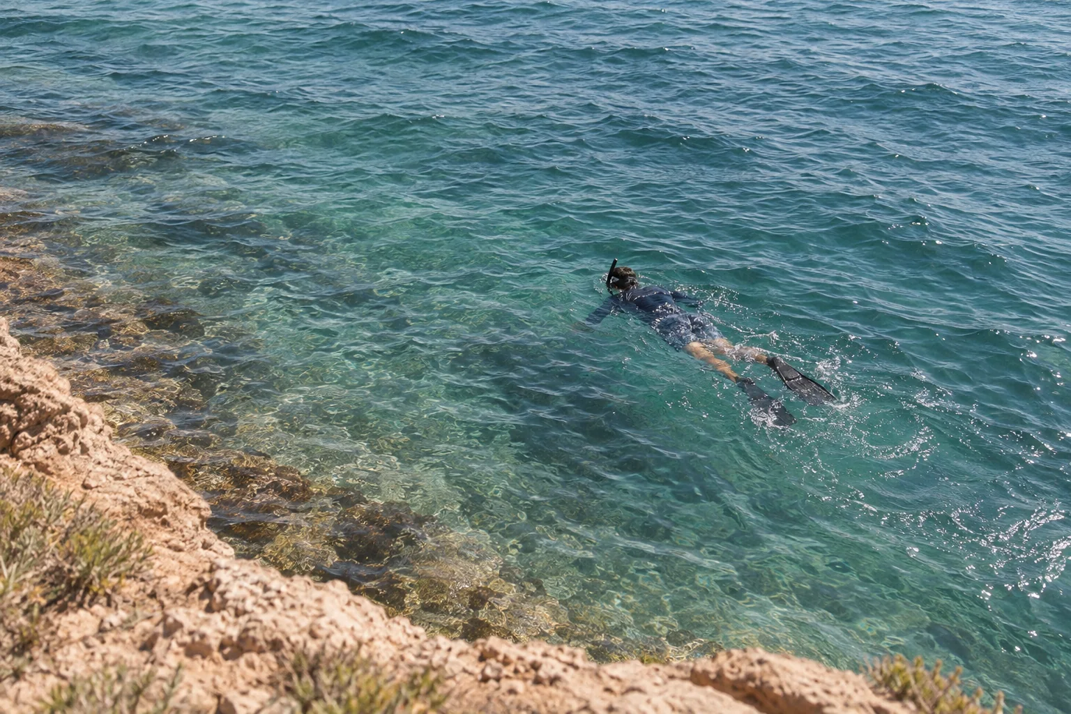 Scène de snorkeling dans la mer à Oran, avec masque, tuba et palmes.