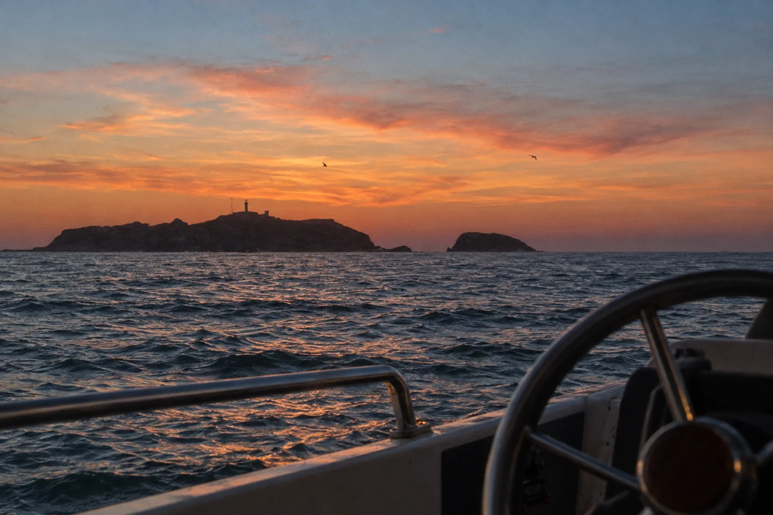 La silhouette des îles Habibas au crépuscule, vue depuis le bord d'une petite embarcation.