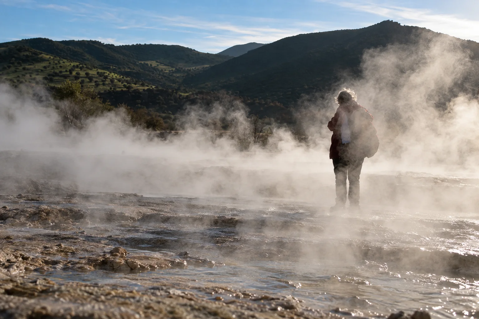 Un visiteur parmi les vapeurs des sources chaudes de Hammam Meskoutine, près de Guelma.