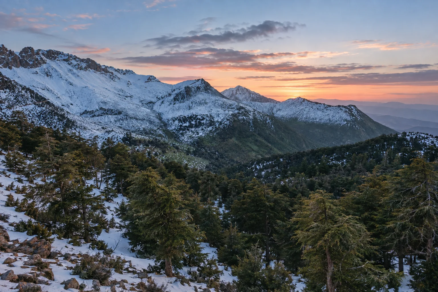 Crêtes enneigées du Djurdjura au lever du jour depuis Tikjda.
