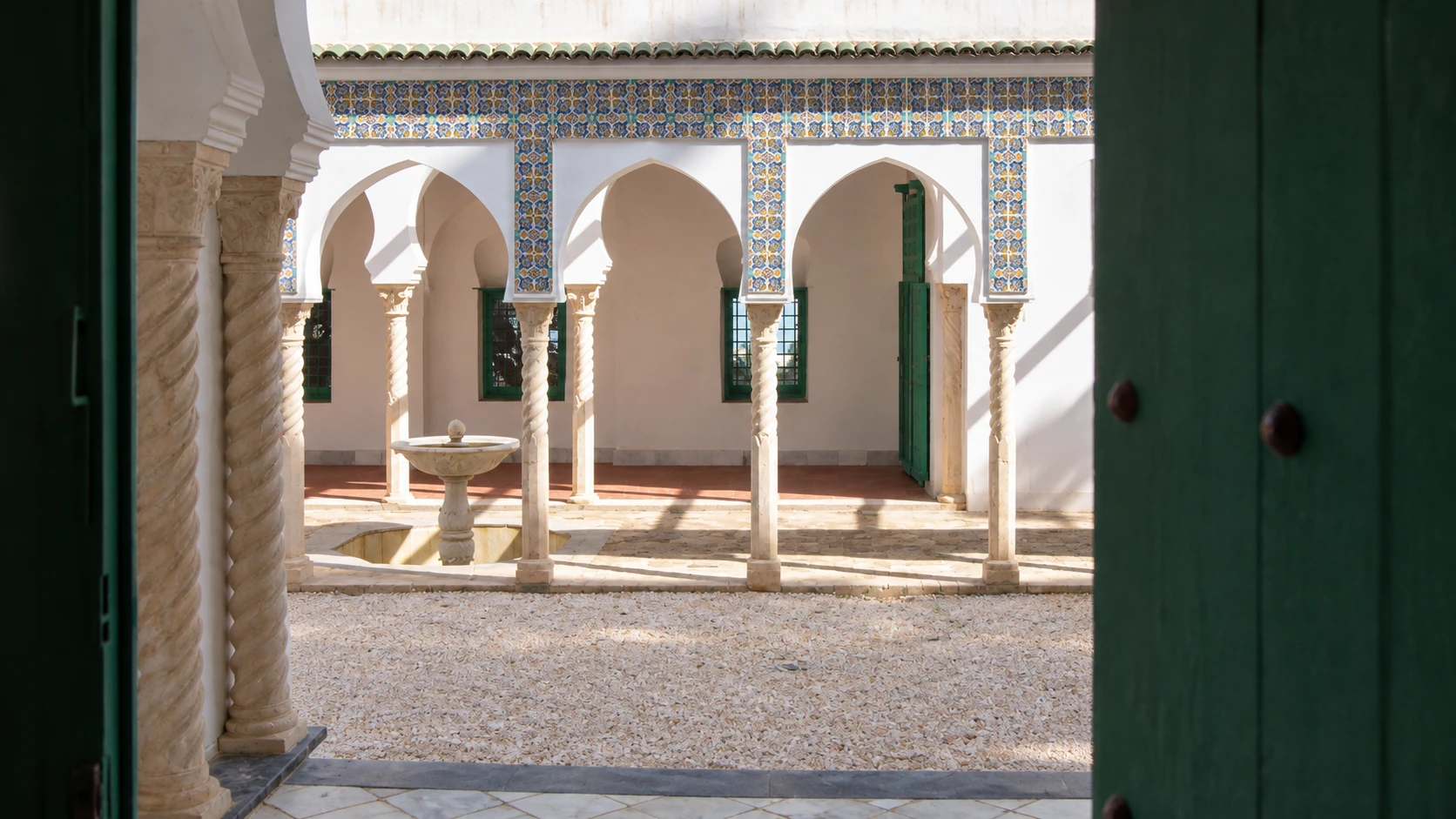 La cour de la villa Abd-el-Tif à Alger, avec ses colonnes torsadées, ses faïences et sa petite fontaine.