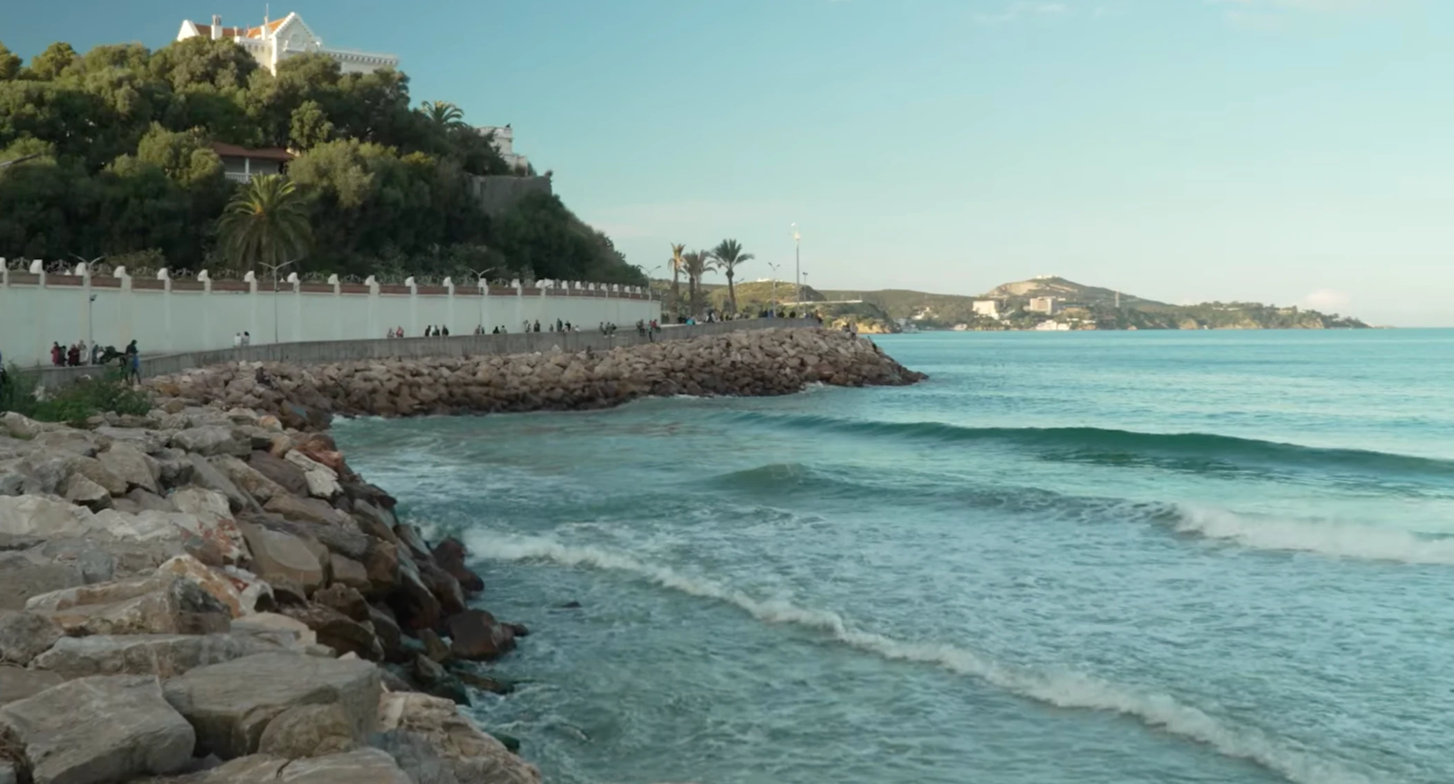 Promenade du front de mer et plage Rezgui Rachid à Annaba, bordées par les vagues.
