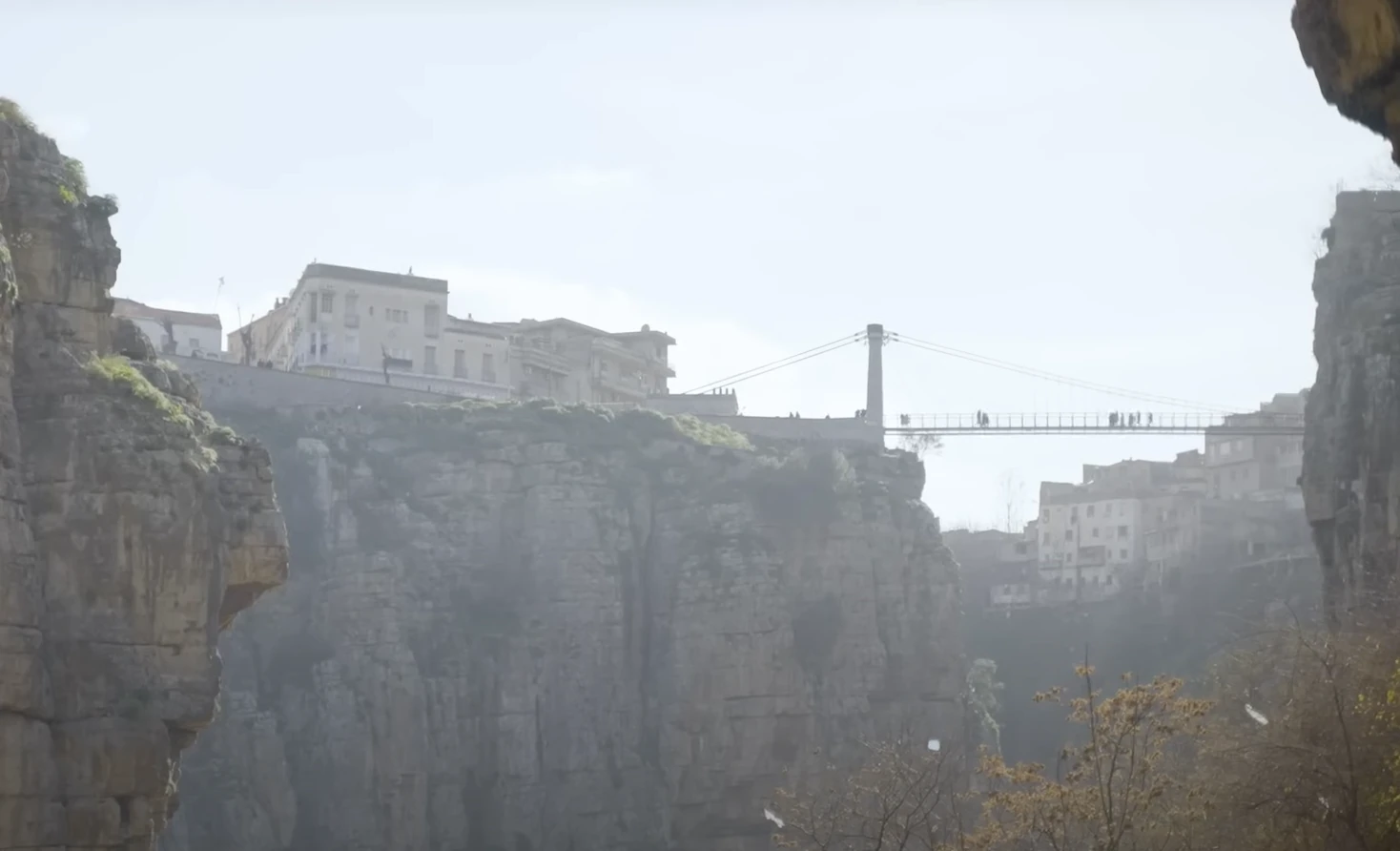 Le pont suspendu Sidi M’Cid relie les falaises au-dessus des gorges du Rhumel à Constantine.