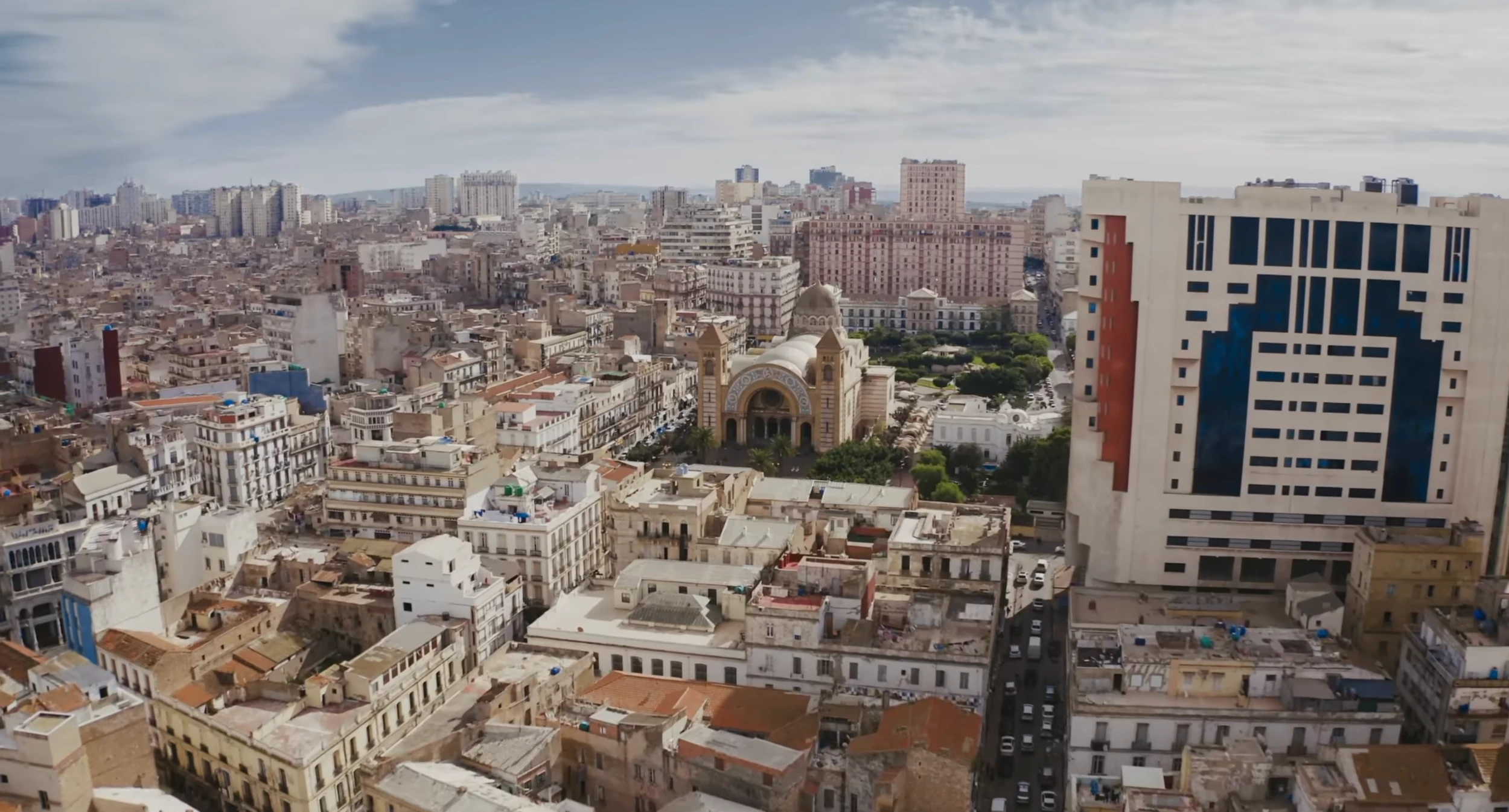 Panorama des immeubles d’Oran et des tours de l’ancienne cathédrale du Sacré-Cœur.