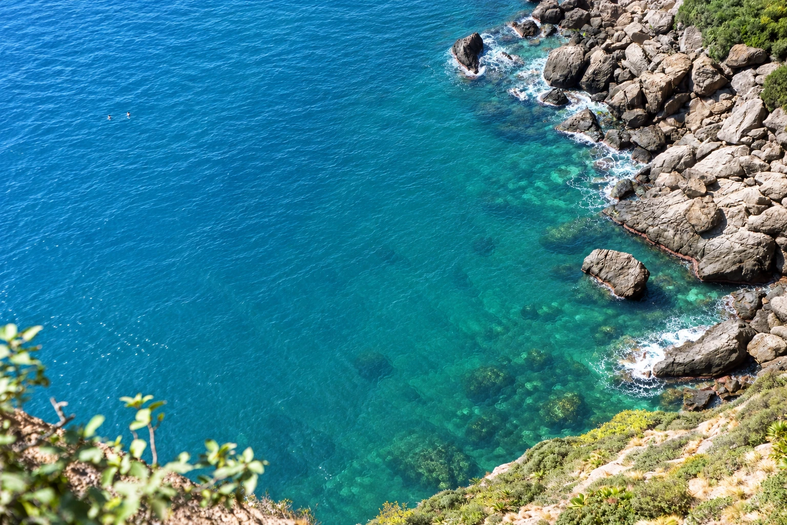 La mer claire et les rochers de la baie des Aiguades, à Béjaïa.