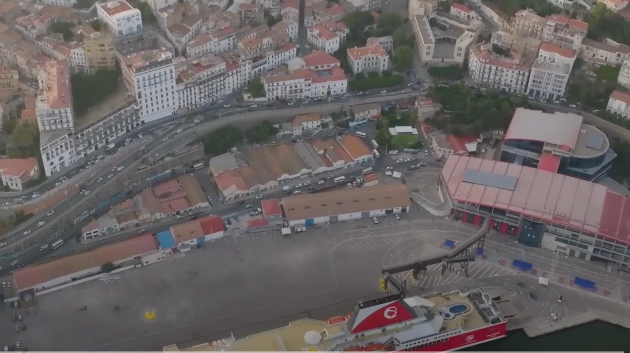 Le port de Béjaïa et ses quais au pied des immeubles de la ville.