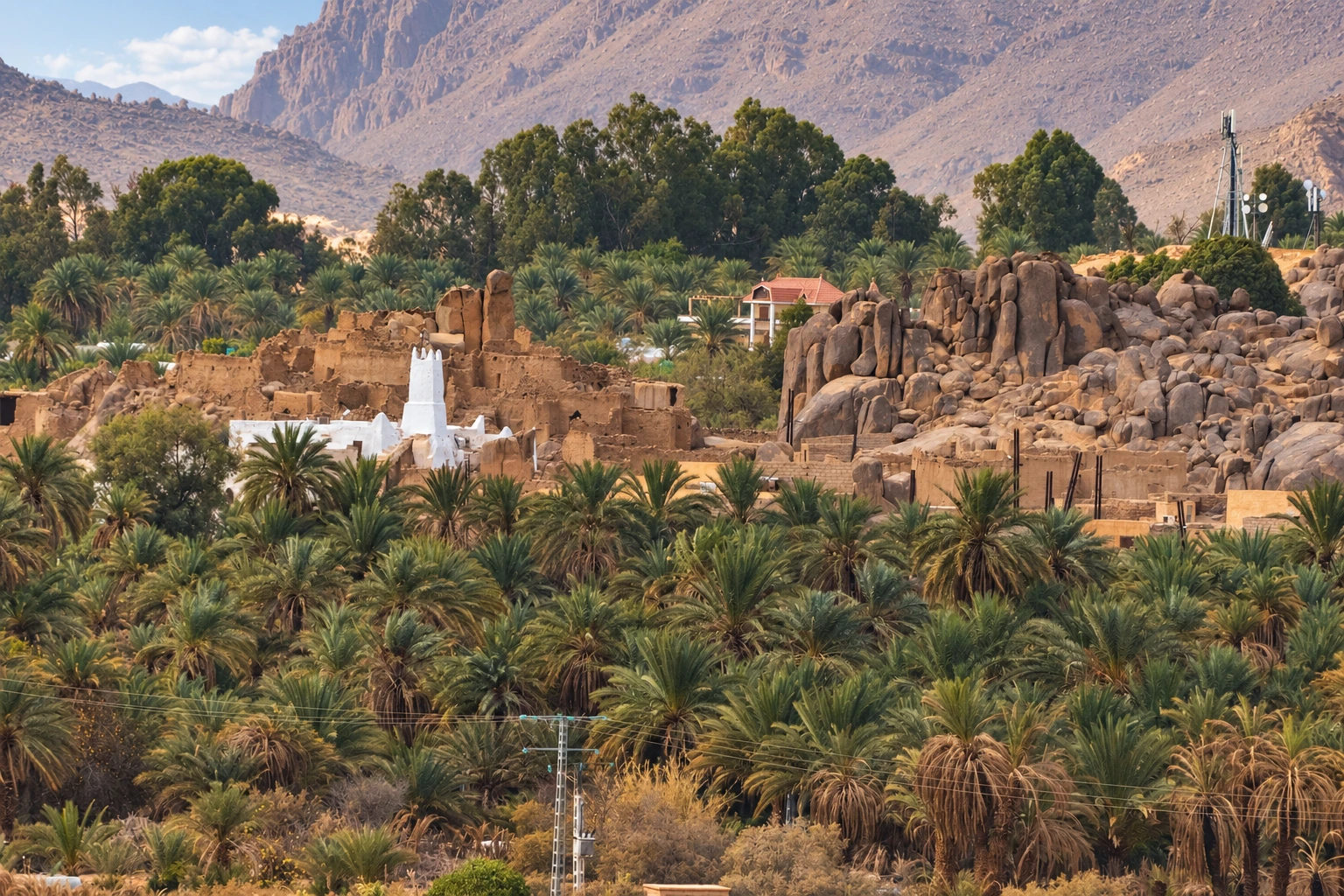 Le minaret blanc d’Azelouaz parmi les murs du ksar et la palmeraie de Djanet.