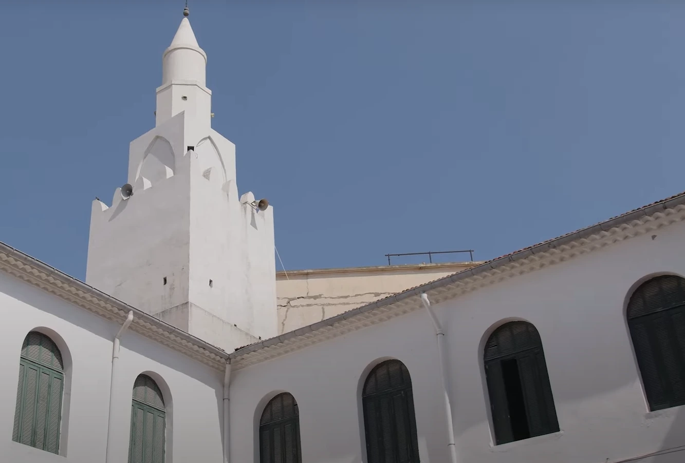 Minaret blanc de la mosquée Sidi Bou Merouane à Annaba, photographié pour la série Direction l’Algérie.