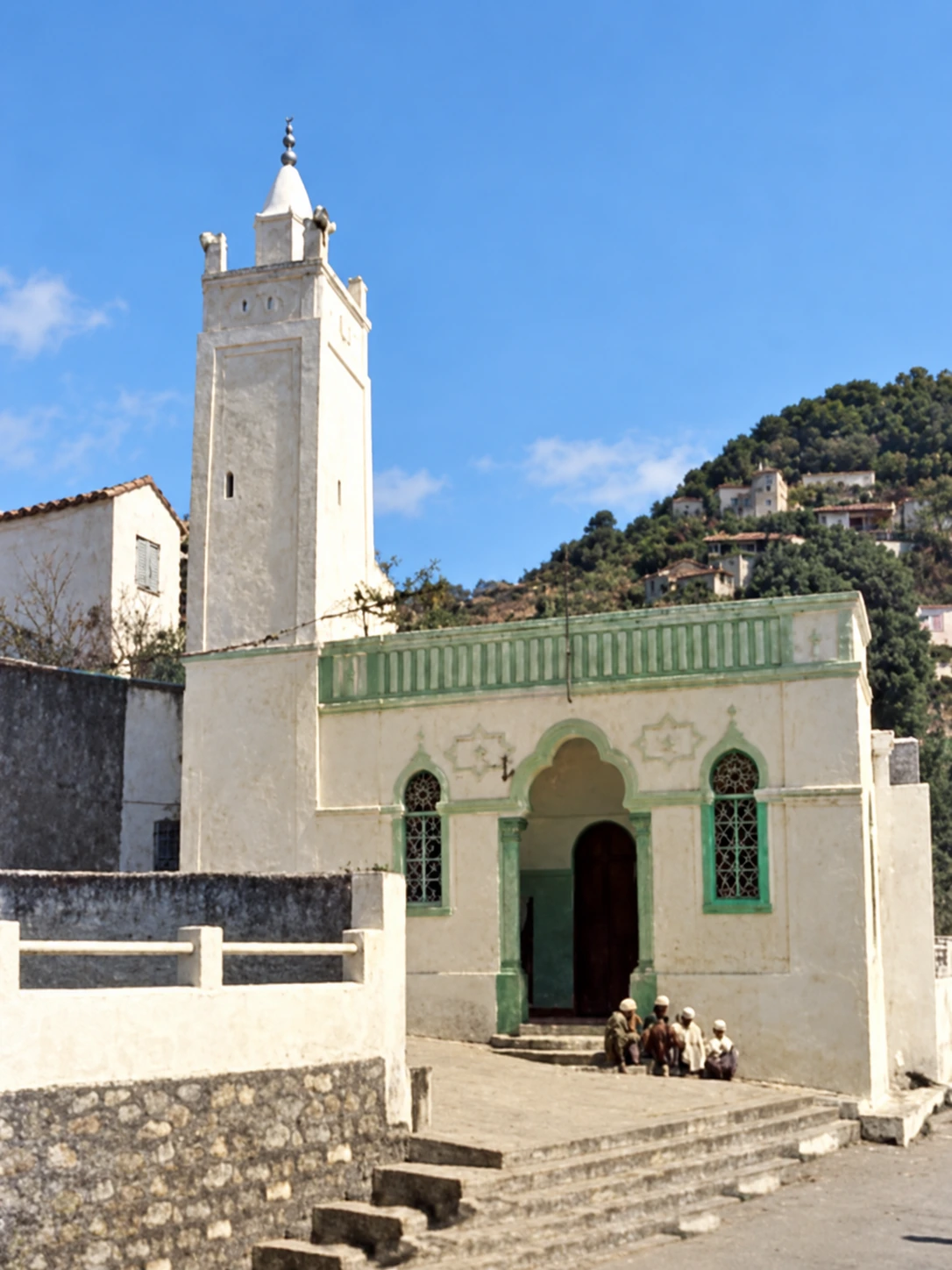 Le minaret et la façade de la mosquée Sidi Ali El Kébir à Collo.