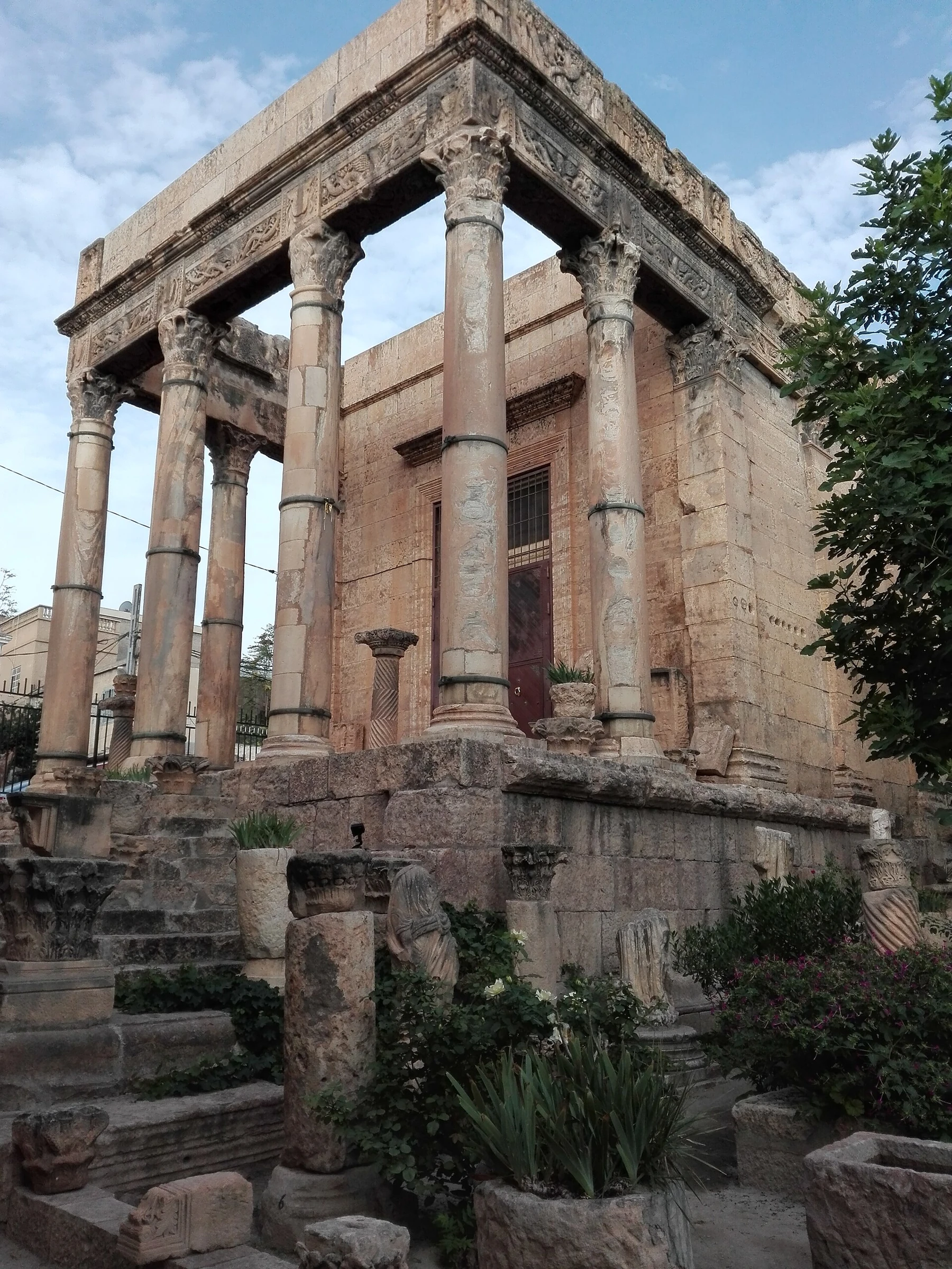 Temple de Minerve à Tébessa photographié en 2018, colonnes, chapiteaux et frises de pierre. Photo documentaire conservant les détails antiques exacts.