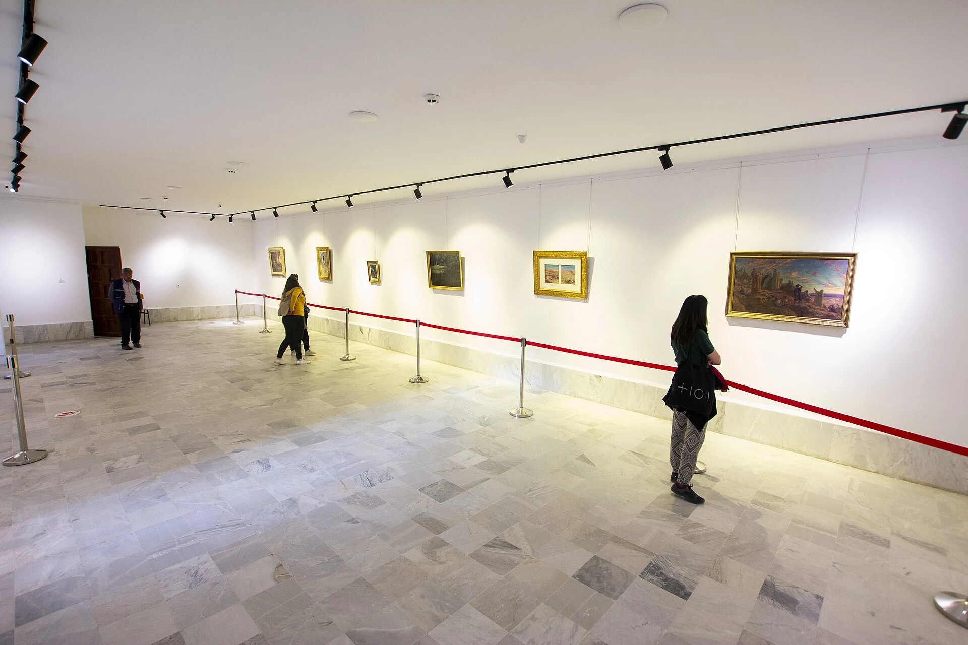 Salle d’exposition au deuxième étage du musée national public Nasr Eddine Dinet à Bou Saâda ; photographie réelle des œuvres et de la salle, sans redessin ni prétention de disponibilité actuelle.