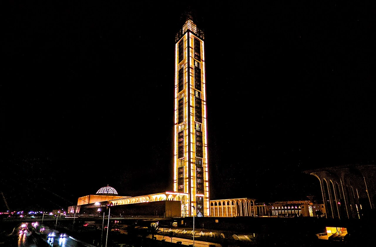 Minaret et bâtiment de Djamaa el-Djazaïr illuminés la nuit à Alger.