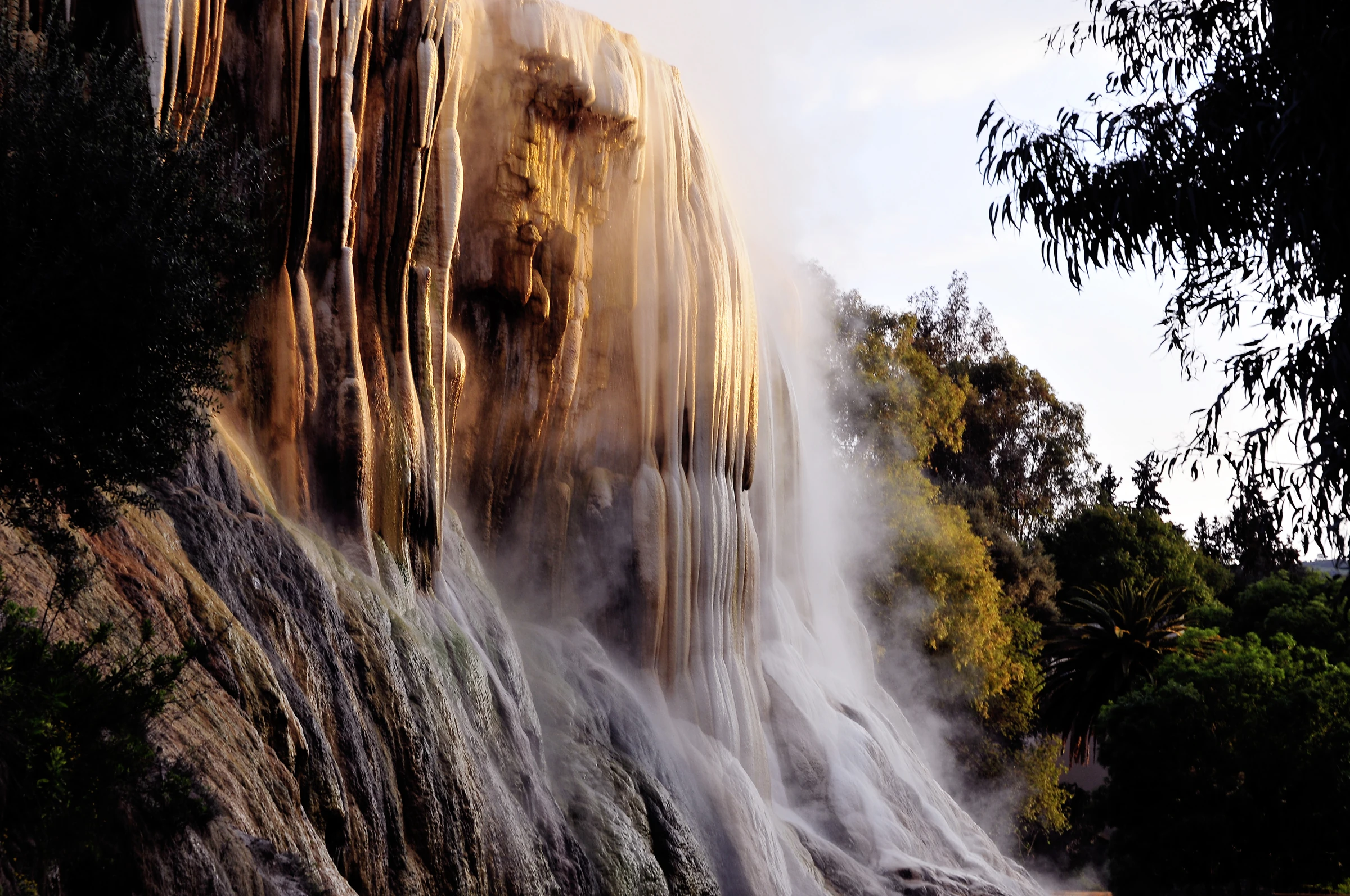 Cascade de travertin des sources chaudes de Hammam Meskhoutine, près de Guelma.