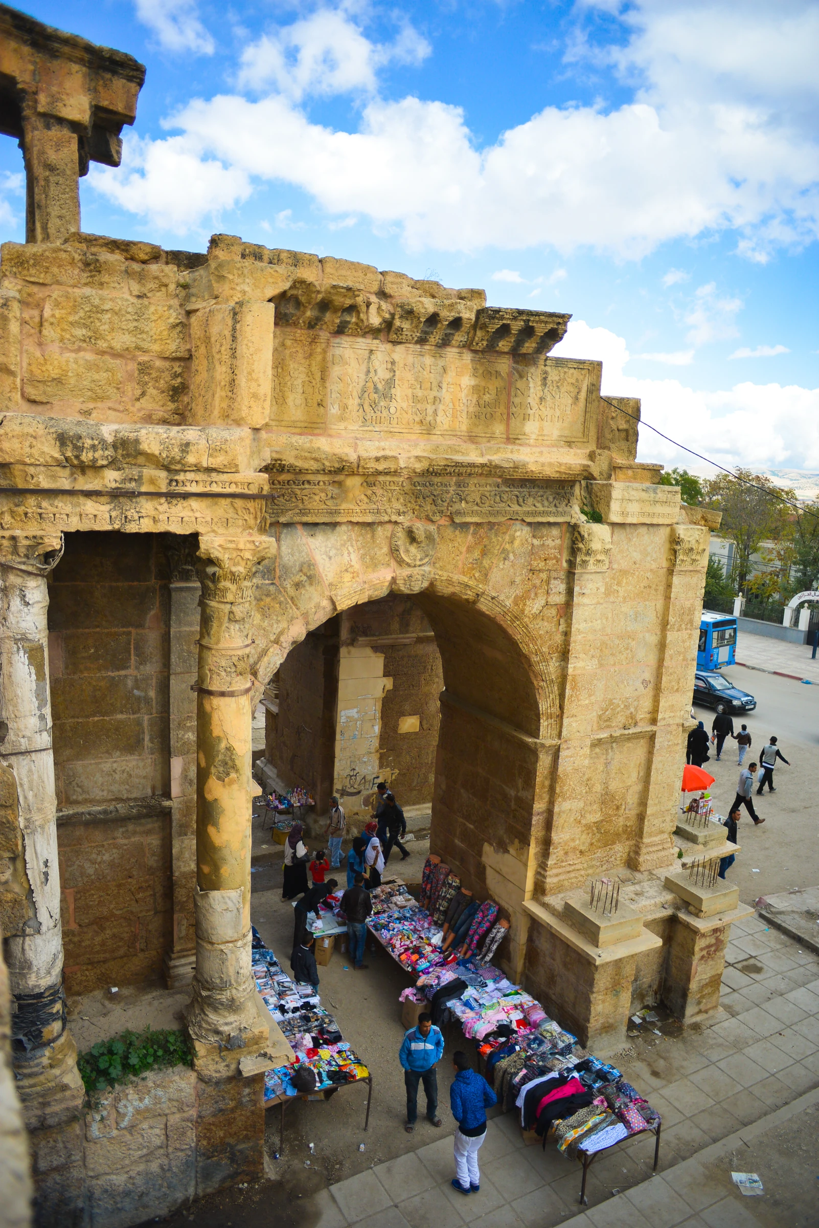 Détail de l’arc de Caracalla à Tébessa, au-dessus des étals du marché