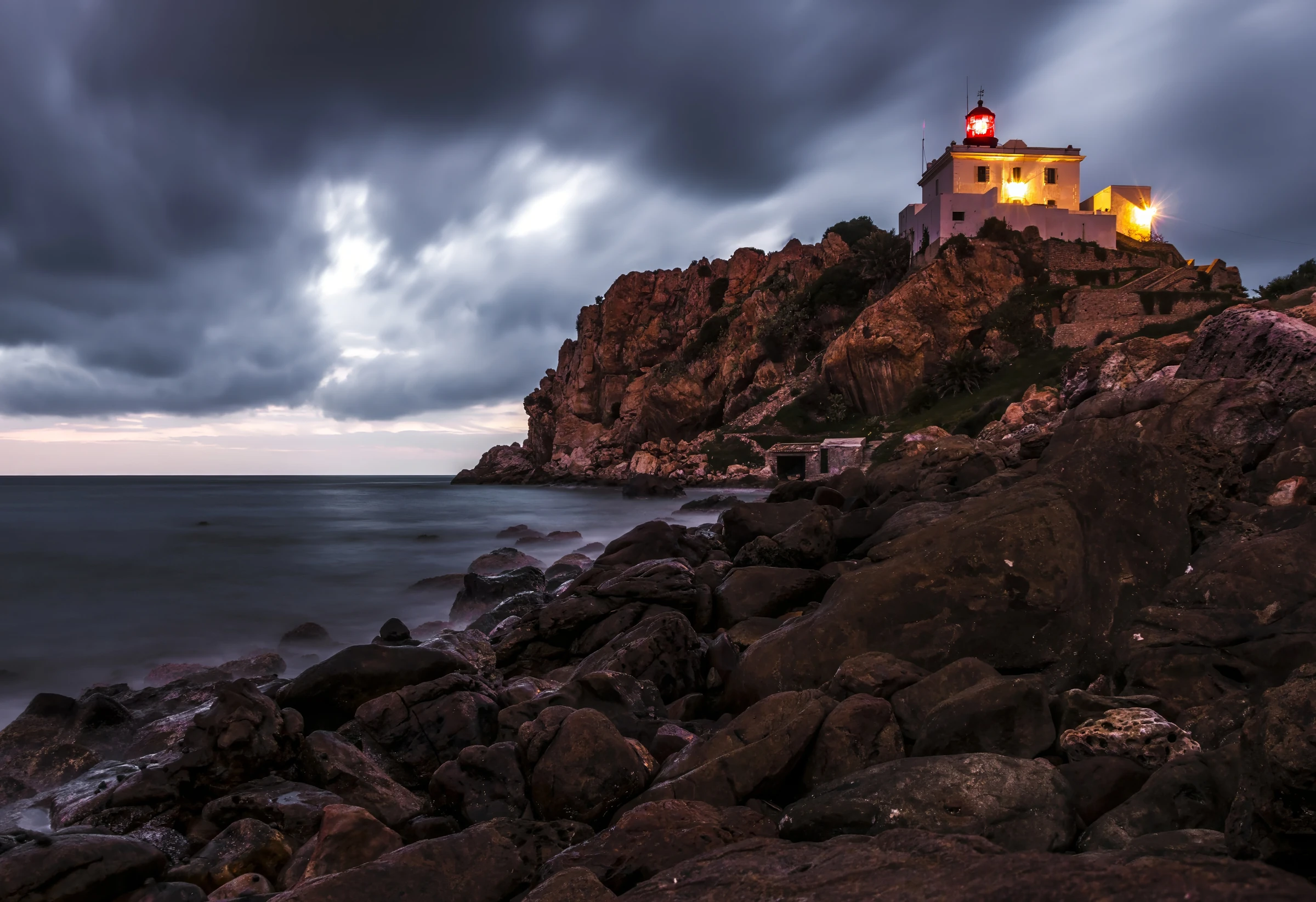 Phare de Ras El Afia dominant le promontoire rocheux et la mer près de Jijel