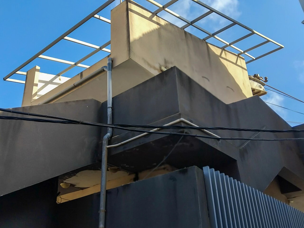 Bâtiment et câbles de la station Bologhine du téléphérique de Notre-Dame d’Afrique