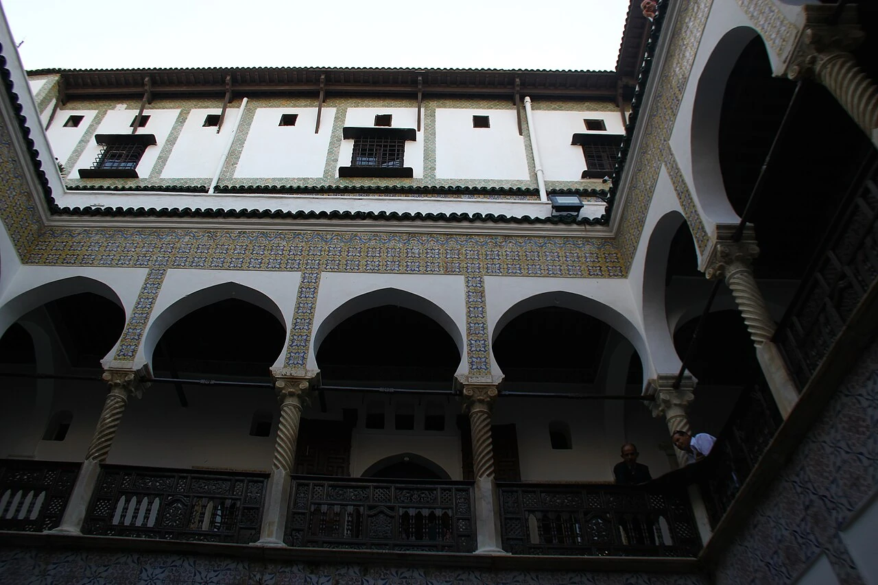Galeries du patio de Dar Mustapha Pacha à Alger.